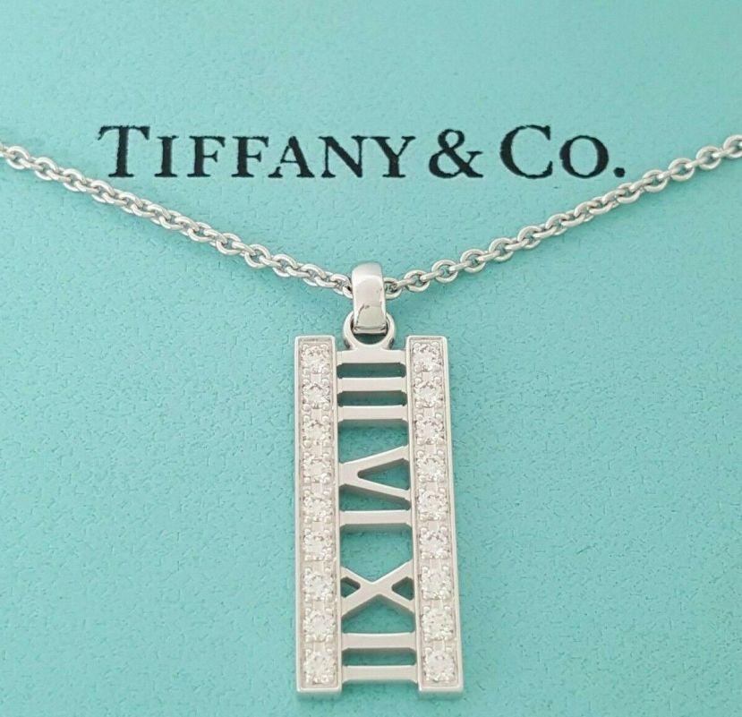 TIFFANY & Co. Atlas, collier pendentif à barre ouverte en or blanc 18 carats et diamants 

Métal : Or blanc 18K 
Chaîne : 16