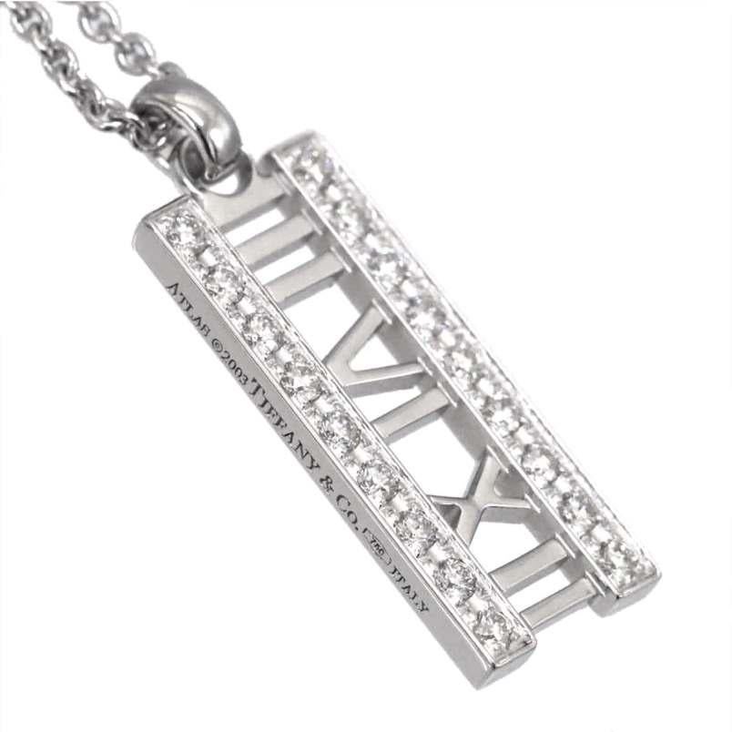 TIFFANY & Co. Atlas, collier pendentif à barre ouverte en or blanc 18 carats et diamants Pour femmes en vente
