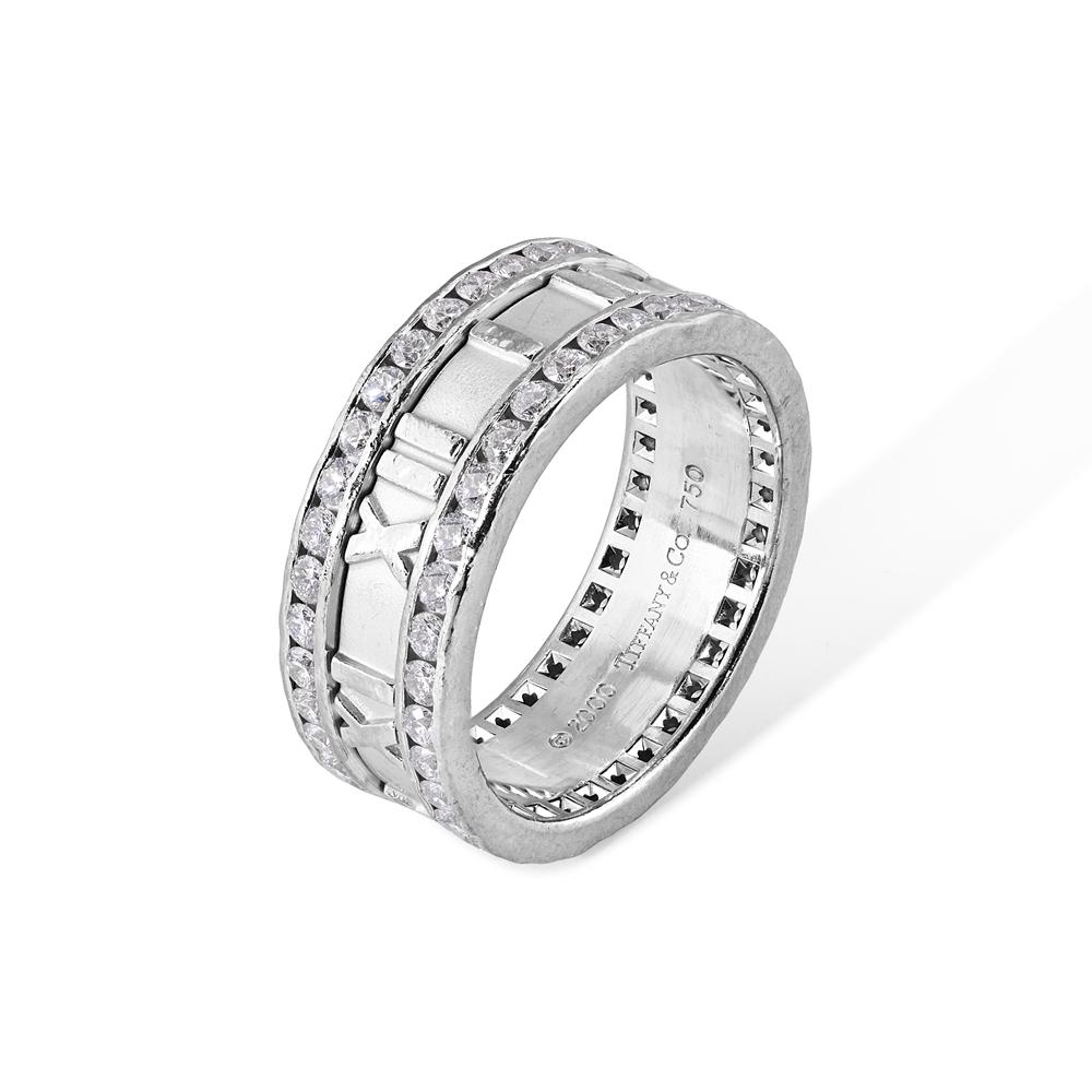 TIFFANY & Co. Atlas 18K Weißgold Vollkreis Diamantring 9,5
 
Metall: 18K Weißgold
Größe: 9.5 
Breite des Bandes: 8.50mm
Gewicht: 13.0 Gramm
Diamant: runde Brillanten, Gesamtgewicht ca. 1,60 Karat, Farbe G-H, Reinheit VVS-VS 
Punze: ©2000 TIFFANY&CO.