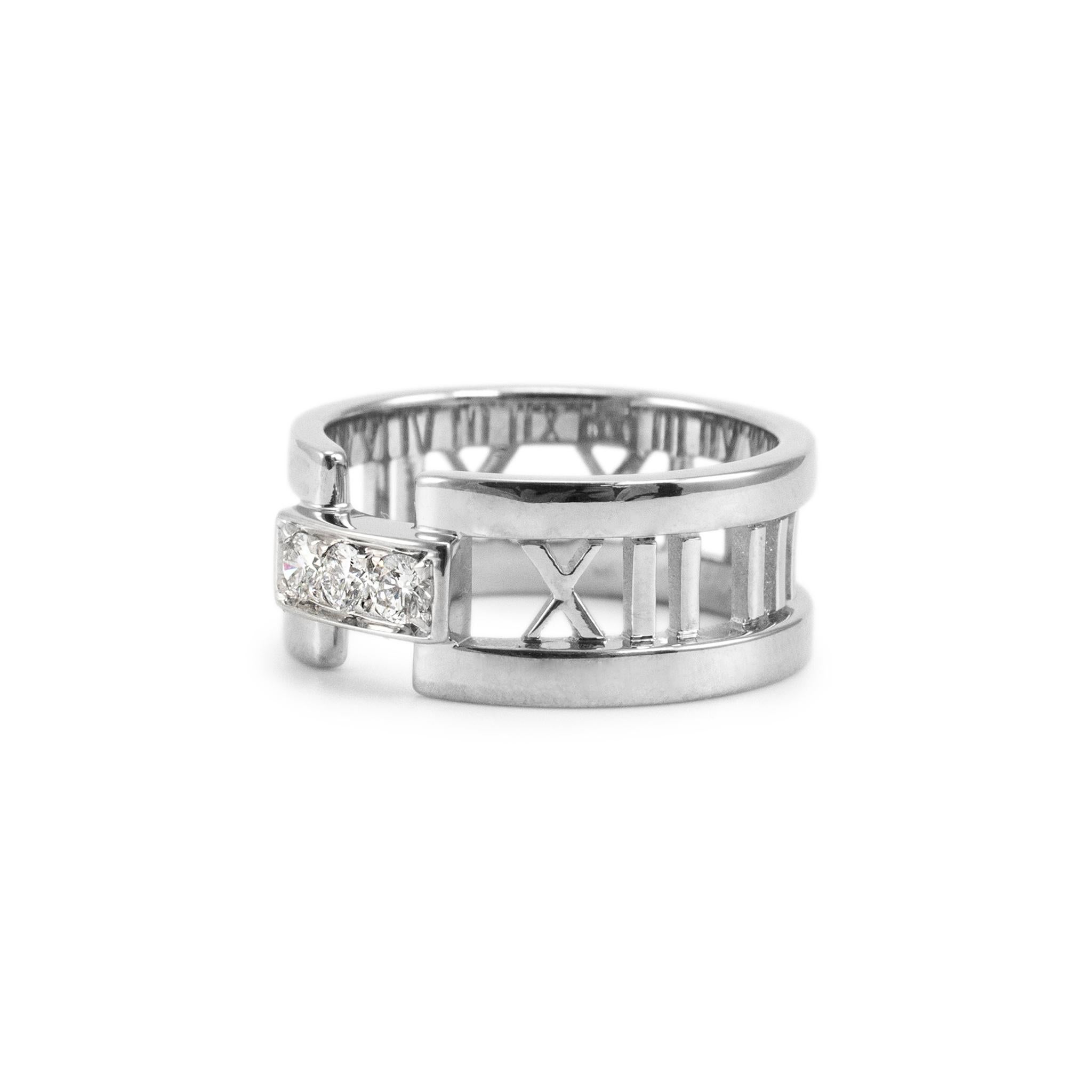 Tiffany & Co. Anillo abierto de tres diamantes Atlas de oro blanco de 18 quilates Corte redondo