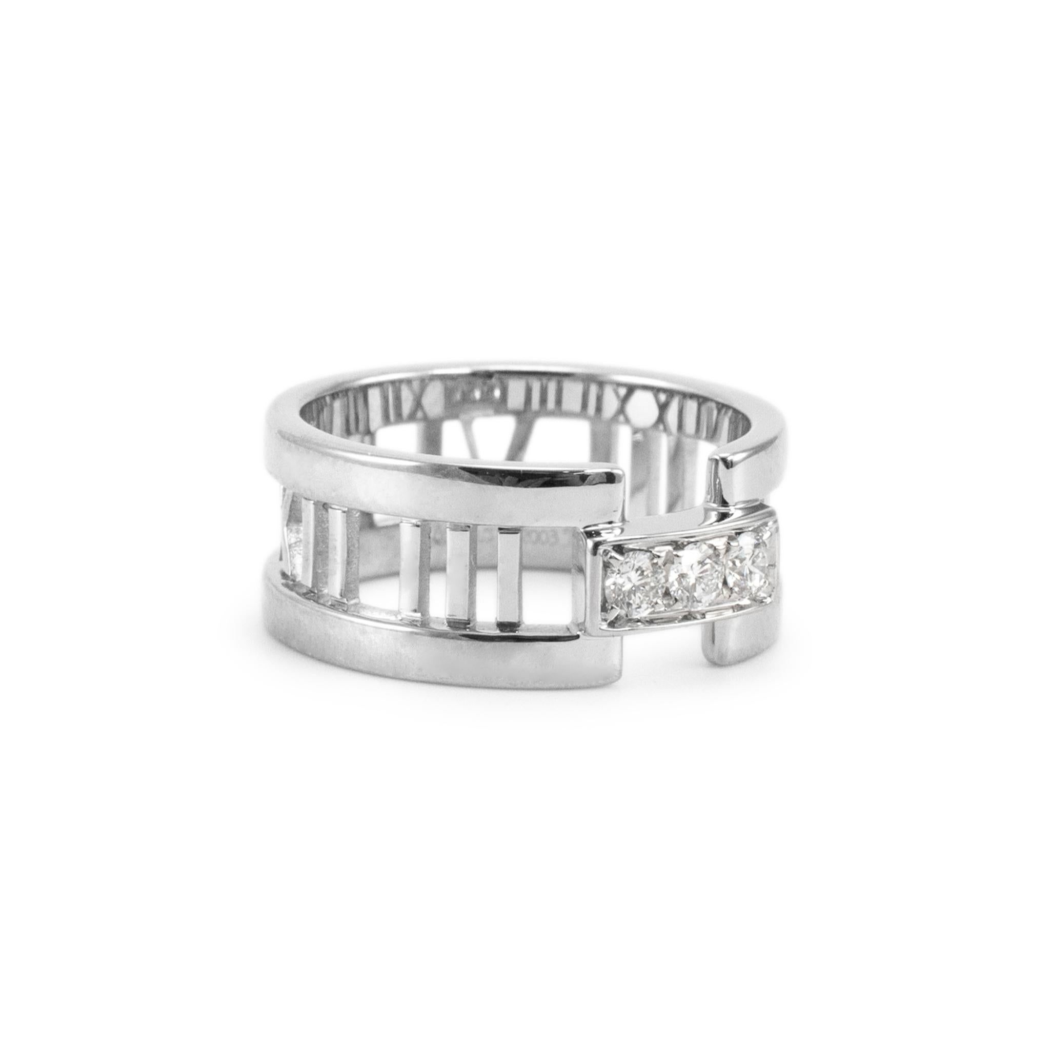 Tiffany & Co. Anillo abierto de tres diamantes Atlas de oro blanco de 18 quilates en Excelente Estado en Houston, TX