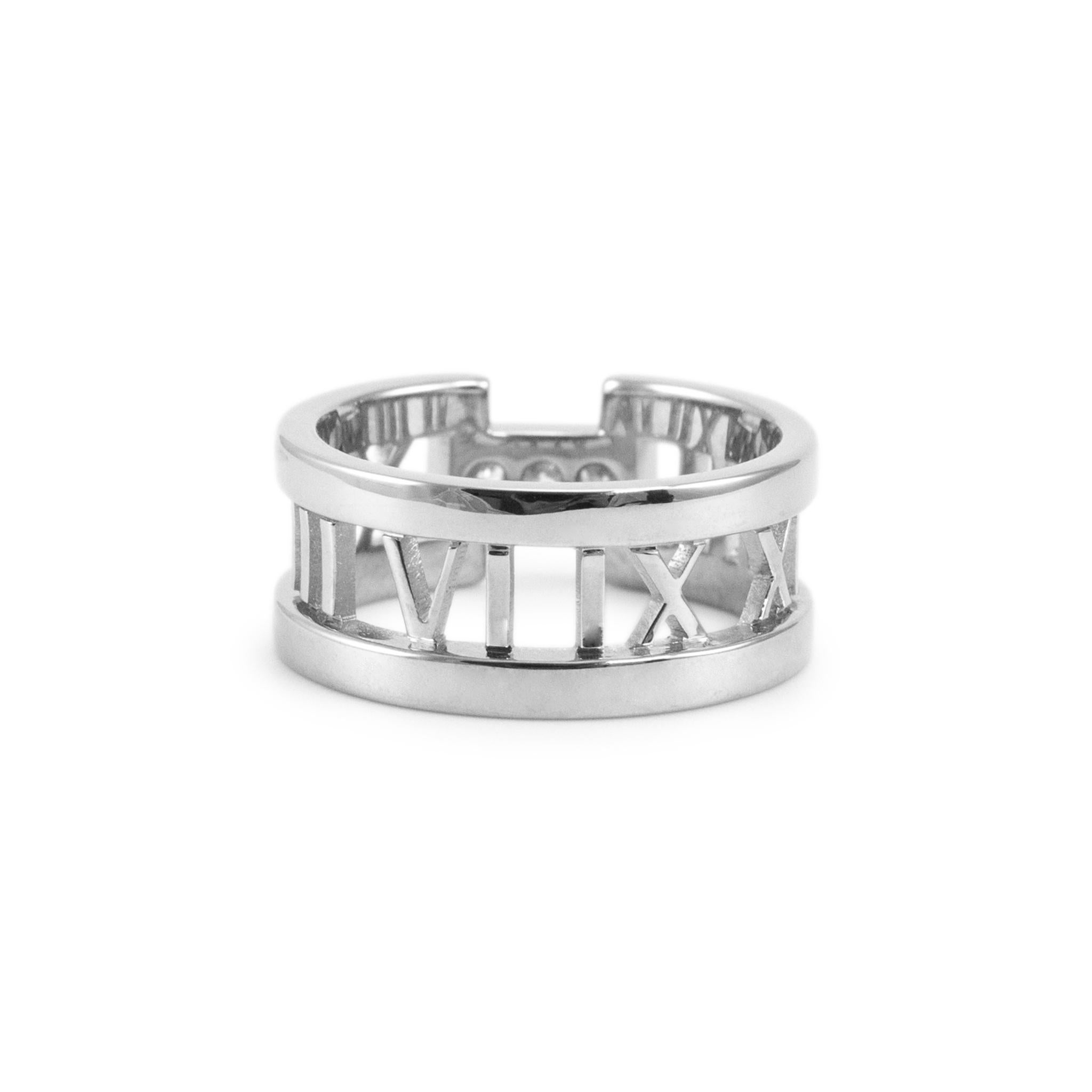De las mujeres Tiffany & Co. Anillo abierto de tres diamantes Atlas de oro blanco de 18 quilates