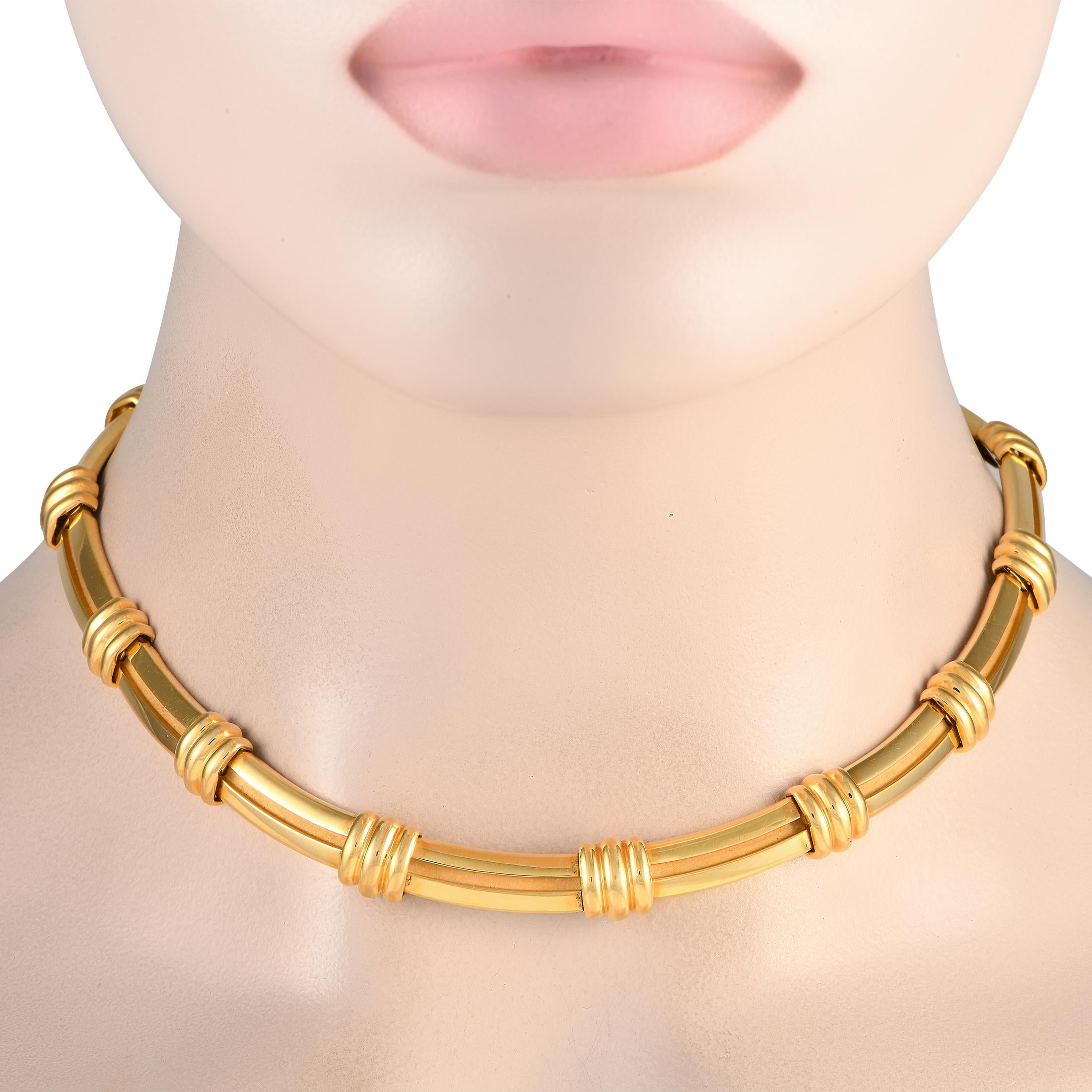 Subtilität und Raffinesse kennzeichnen die Raffinesse dieser Halskette. Dieses Stück aus massivem 18-karätigem Gelbgold aus der Atlas Collection'S von Tiffany & Co. besteht aus einer starren und gerillten Halskette mit geriffelten Bändern an
