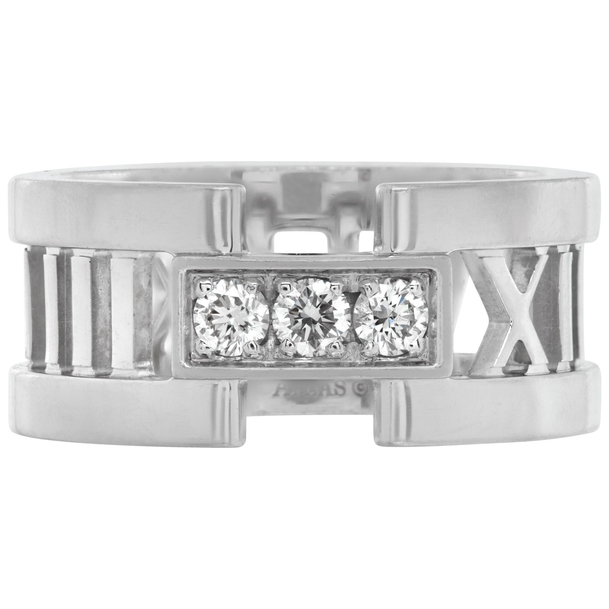 Tiffany & Co. Bague Atlas 3 diamants en or blanc 18k avec 0,19 carats de diamants ronds de taille brillant de couleur E-F et de pureté VVS-VS. Taille 5.5.Cette bague Tiffany & Co. est actuellement de taille 5.5 et certains articles peuvent être