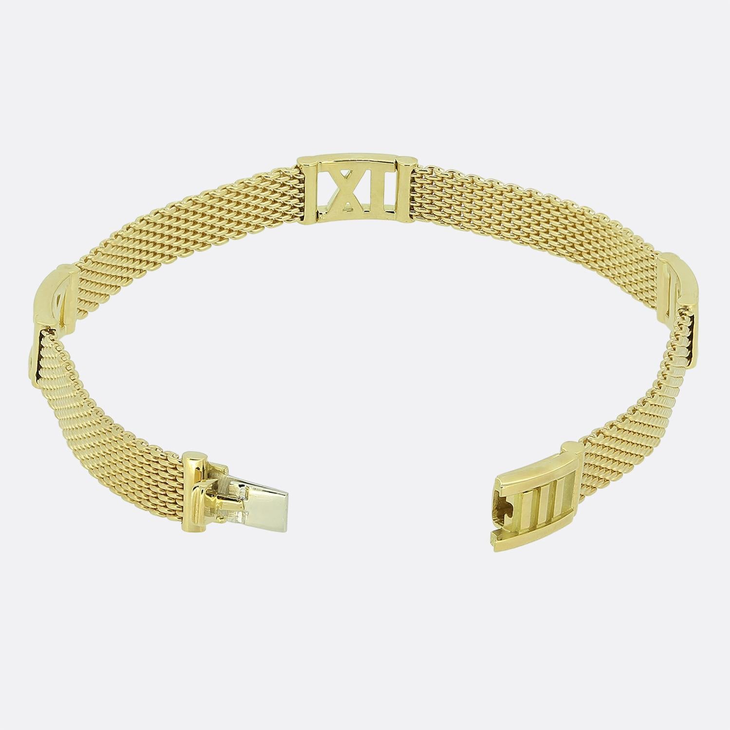 Aquí tenemos una emblemática pulsera del mundialmente conocido diseñador de joyas Tiffany & Co. Elaborada en cálido oro amarillo de 18 ct, esta pieza presenta un diseño de banda tejida entrelazada con motivos de números romanos alternados. 

Estado: