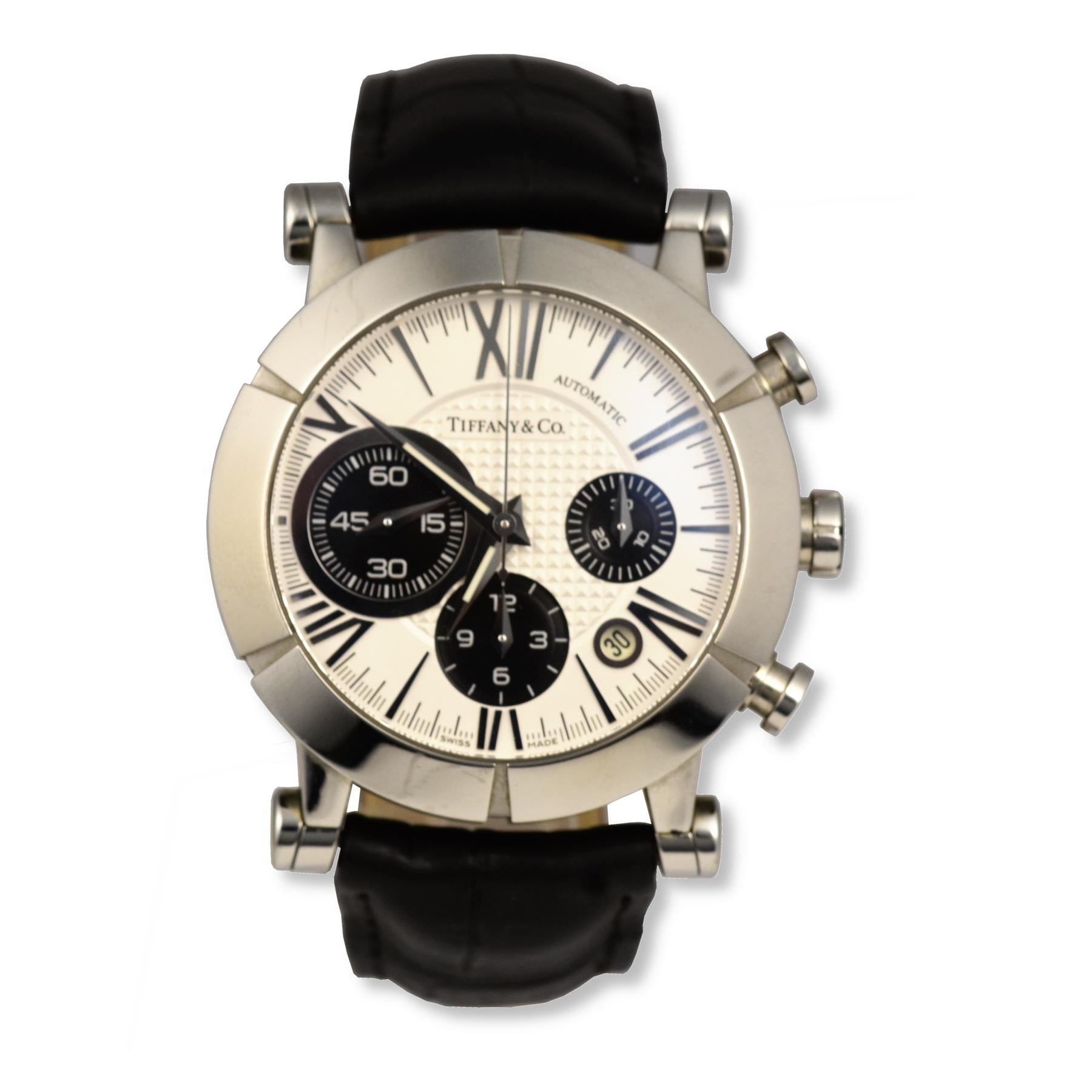 Marke: Chopard
Modellname:  Atlas
Uhrwerk: Automatik
Gehäusegröße: 42 mm
Gehäuseboden: Massiv 
Gehäuse-Material: Rostfreier Stahl
Lünette: Edelstahl 
Zifferblatt:Weiß; Schwarzer Chronograph
Armbänder:  Leder 
Stundenmarkierungen:  Römische Ziffern