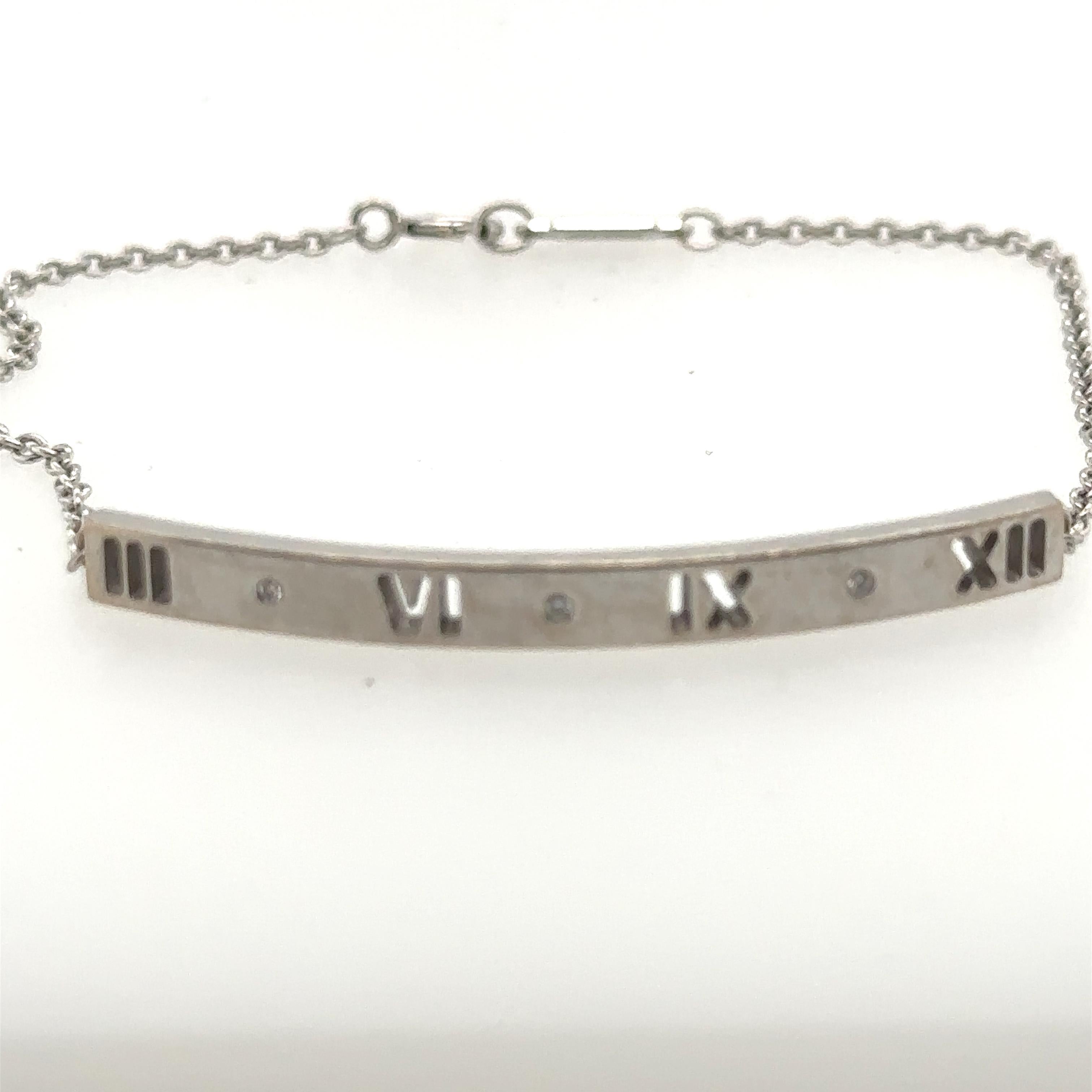 Werten Sie Ihre Schmucksammlung mit dem Tiffany & Co Atlas Collection'S 18k Gold & Diamond Bracelet auf. Dieses atemberaubend elegante Armband besteht aus einer schlanken Weißgoldkette mit einem Steg, an dem drei farblose Diamanten funkeln. Die