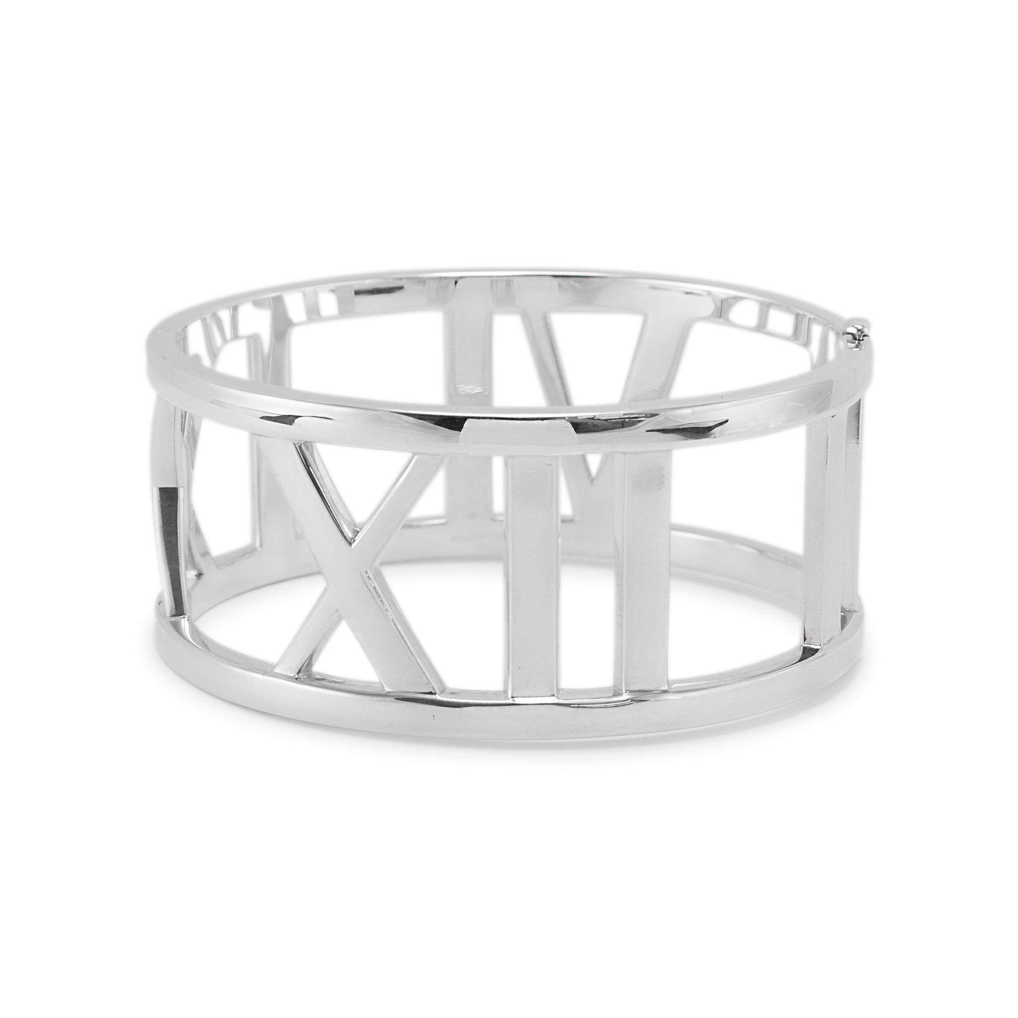 Marke: Tiffany & Co

Geschlecht: Frauen

Metall Typ: Sterling Silber

Länge: 6,50 Zoll

Breite: 31,00 mm

Gewicht: 71,69 Gramm

Damenarmband aus poliertem Silber der Marke TIFFANY & CO. Graviert mit 