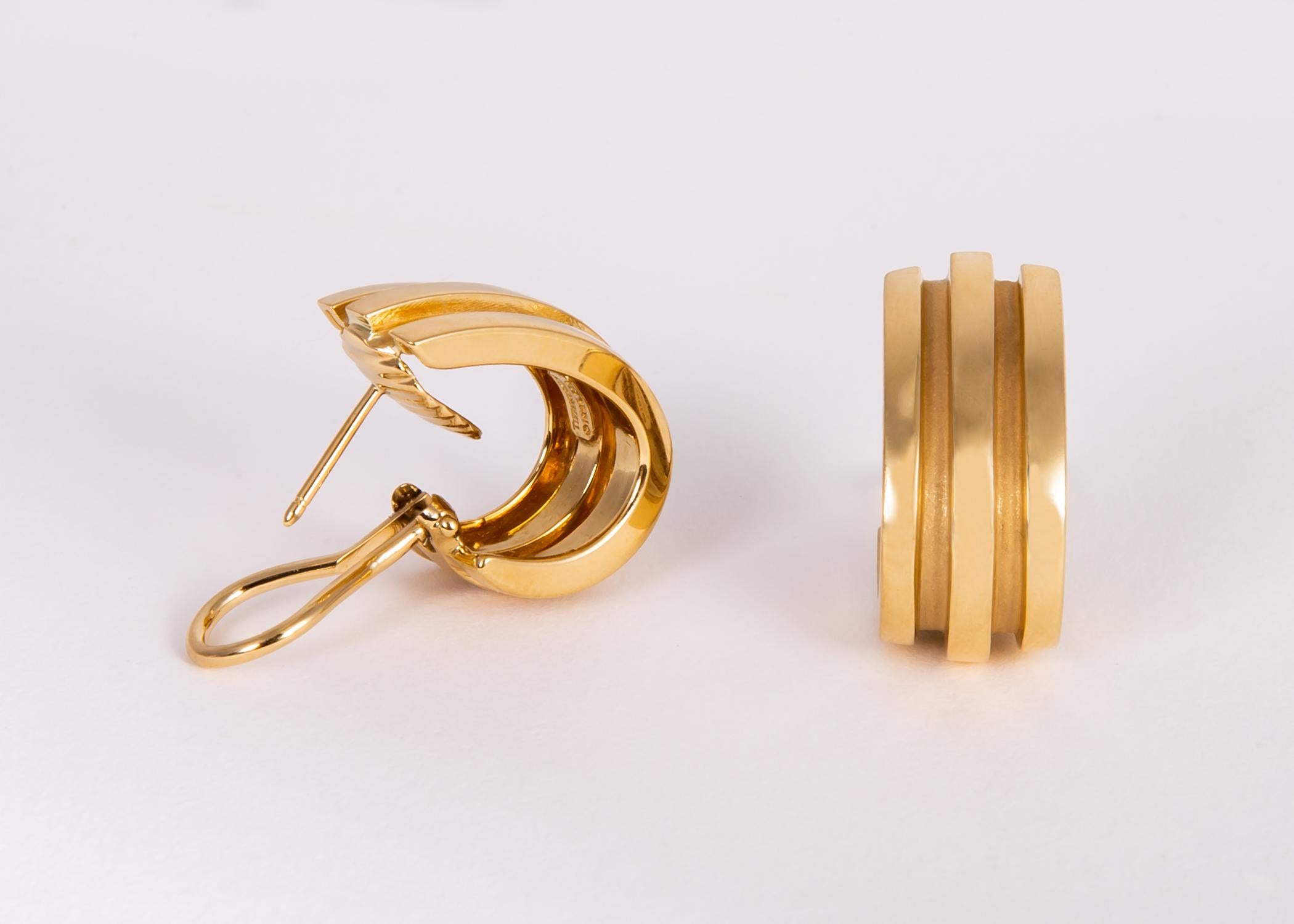 Tiffany & Co. Atlas Collection Classic Gold Earrings In Excellent Condition In Atlanta, GA