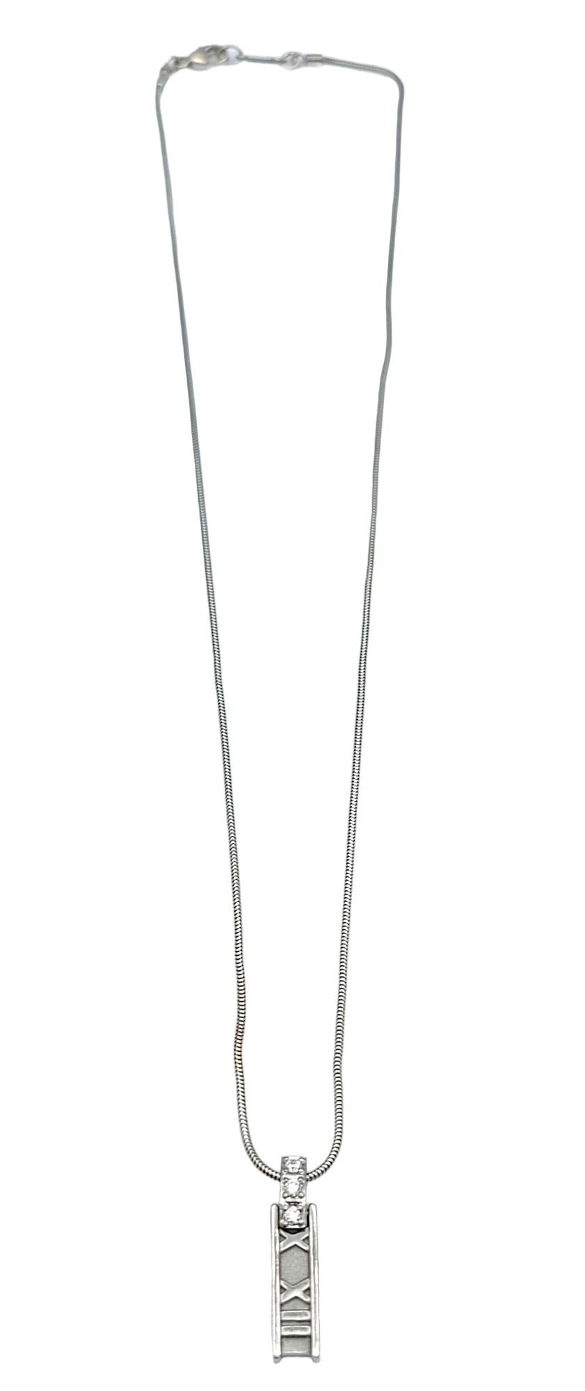 Taille ronde Tiffany & Co. Collier pendentif Atlas Collection avec barre verticale et diamants en vente