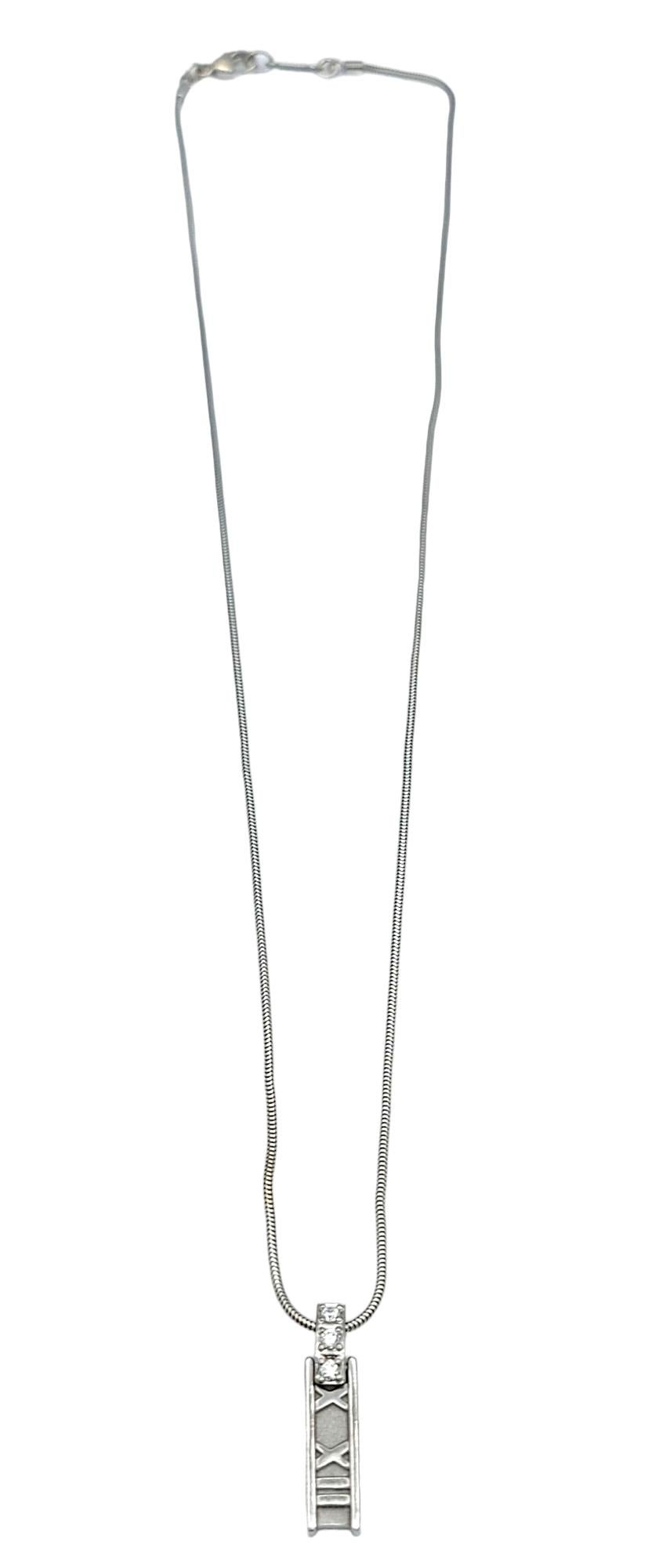 Taille ronde Tiffany & Co. Collier pendentif Atlas Collection avec barre verticale et diamants  en vente