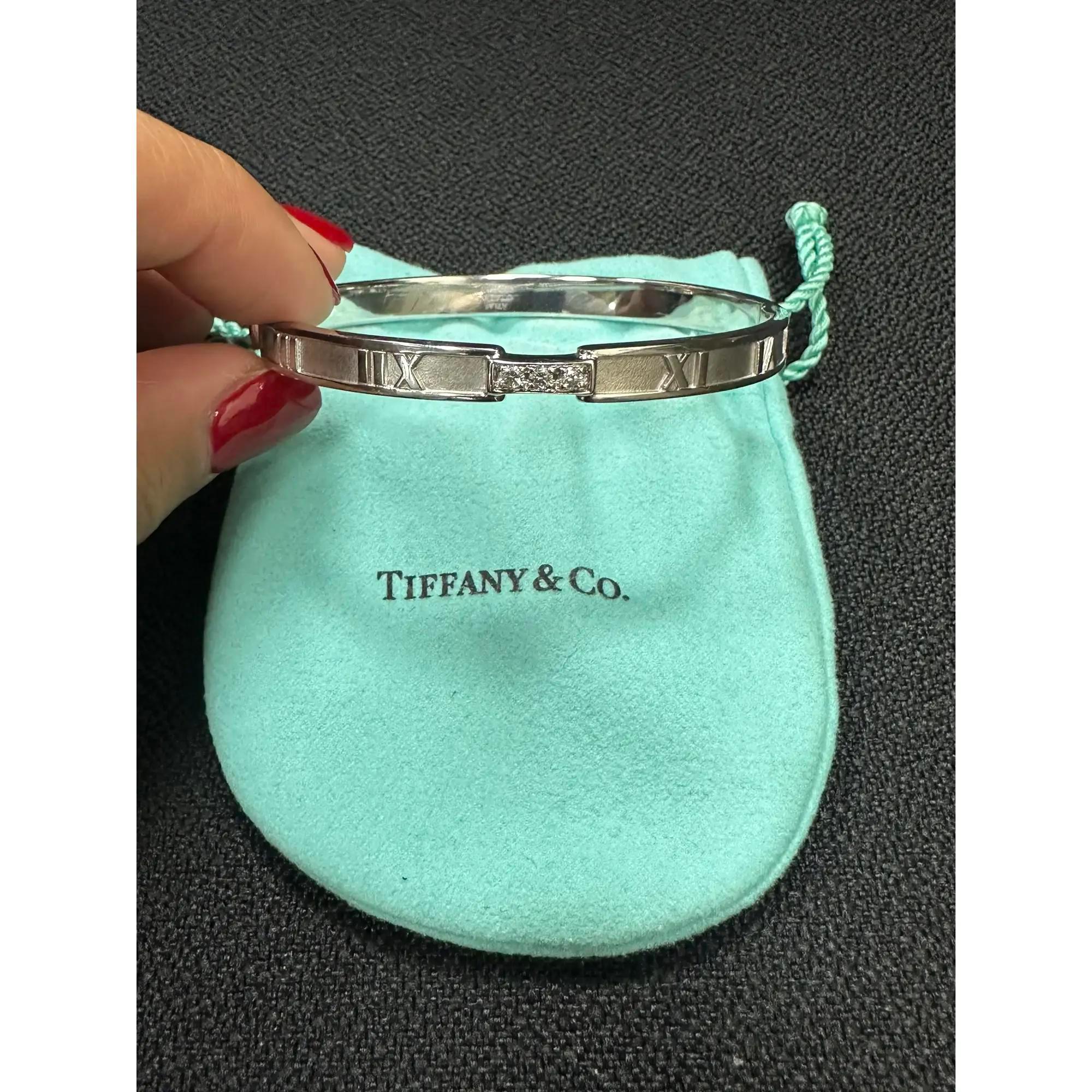 Femenino o masculino Tiffany & Co. Pulsera brazalete de diamantes Atlas de oro blanco de 18 quilates 0,15 qtw en venta