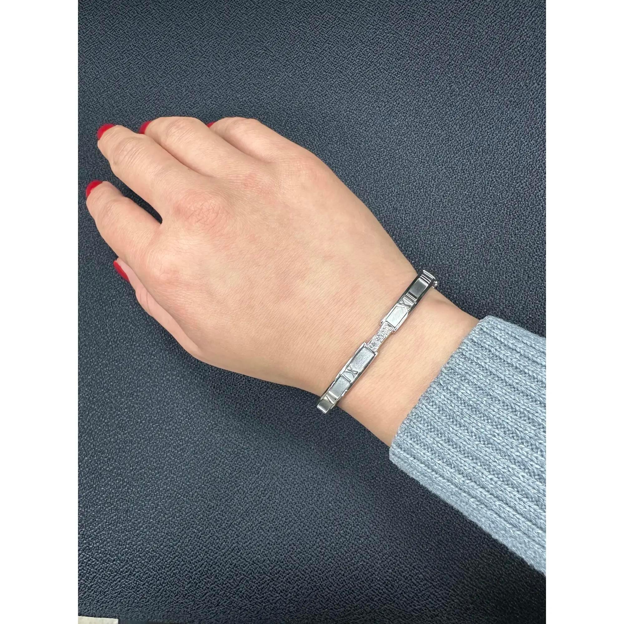 Tiffany & Co. Pulsera brazalete de diamantes Atlas de oro blanco de 18 quilates 0,15 qtw en venta 1