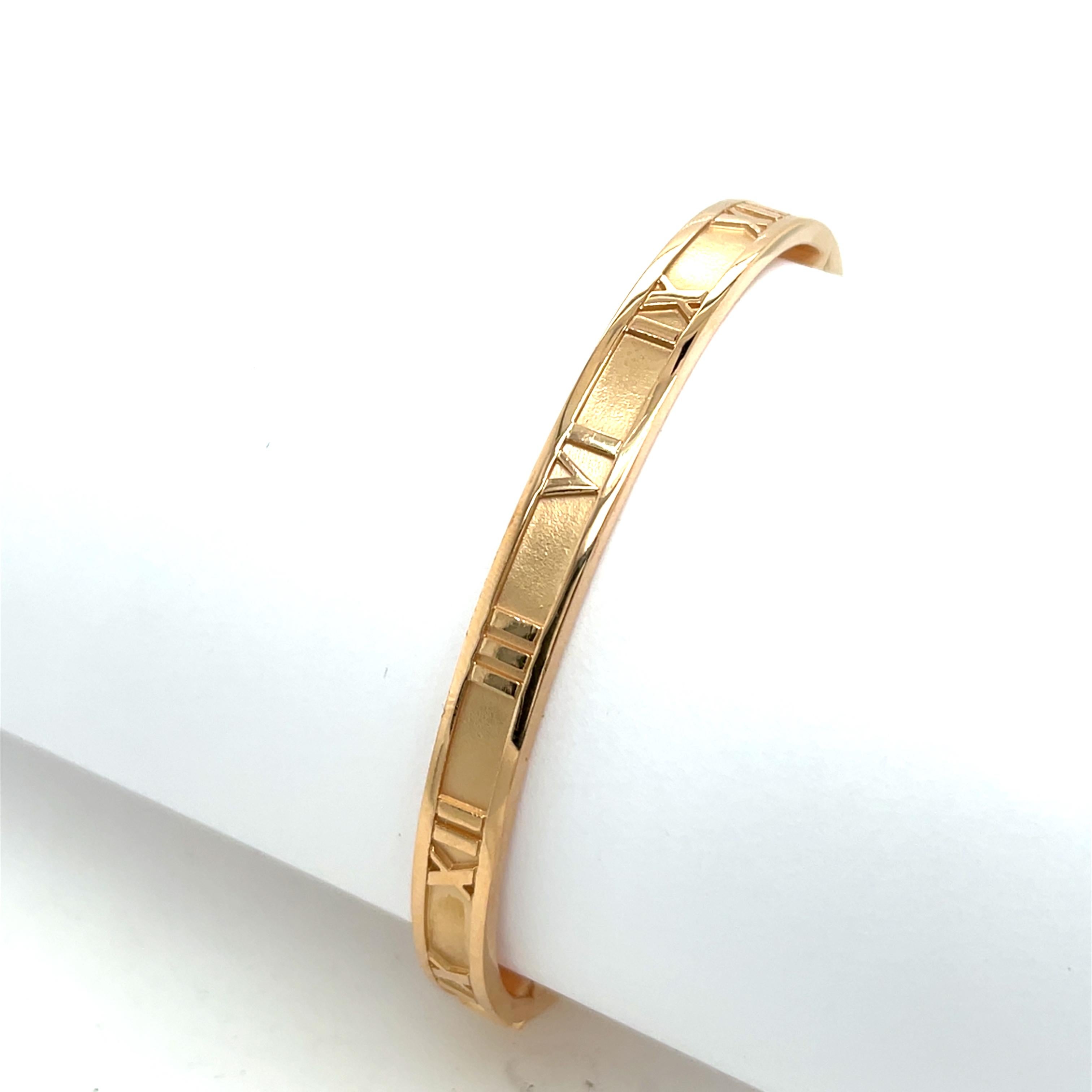Un sorprendente Tiffany & Co. Bracciale Atlas, meticolosamente realizzato in oro rosa 18ct. 
Questo iconico design è caratterizzato da radiosi diamanti naturali che accentuano i 
il caratteristico motivo a numeri romani, che incarna un'eleganza