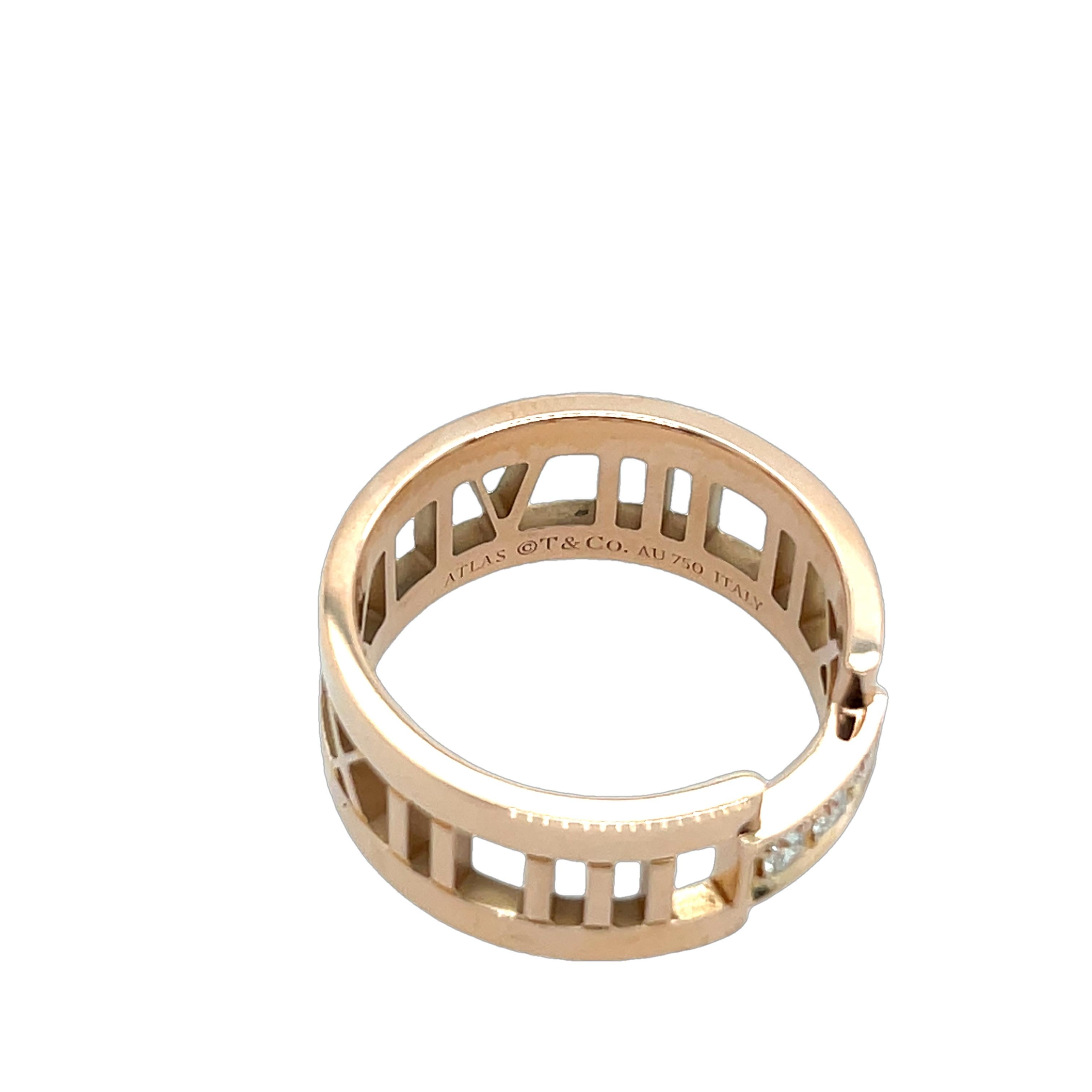Eine zeitlose Tiffany & Co. Atlas-Ring aus luxuriösem 18-karätigem Roségold. 
Mit funkelnden Naturdiamanten, die elegant in den kultigen Atlas 
Dieser Ring ist eine perfekte Kombination aus Raffinesse und modernem Stil. 
Eine atemberaubende