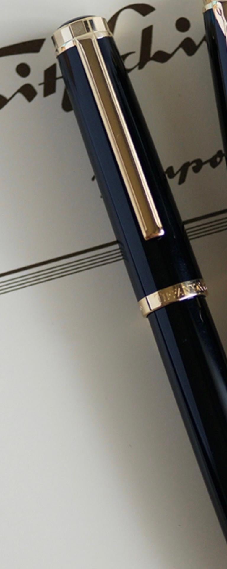 Description
Modèle : Tiffany & CO Atlas 
Stylo à plume 
Bouchon et tonneau : Résine noire et plaque d'or
Plume/Pointe : Plume large en or 18 carats
sur la plume marquée Tiffany & CO , 18K / 750 et F
Longueur de 5,5 pouces
poids du stylo 28,15 gm
15