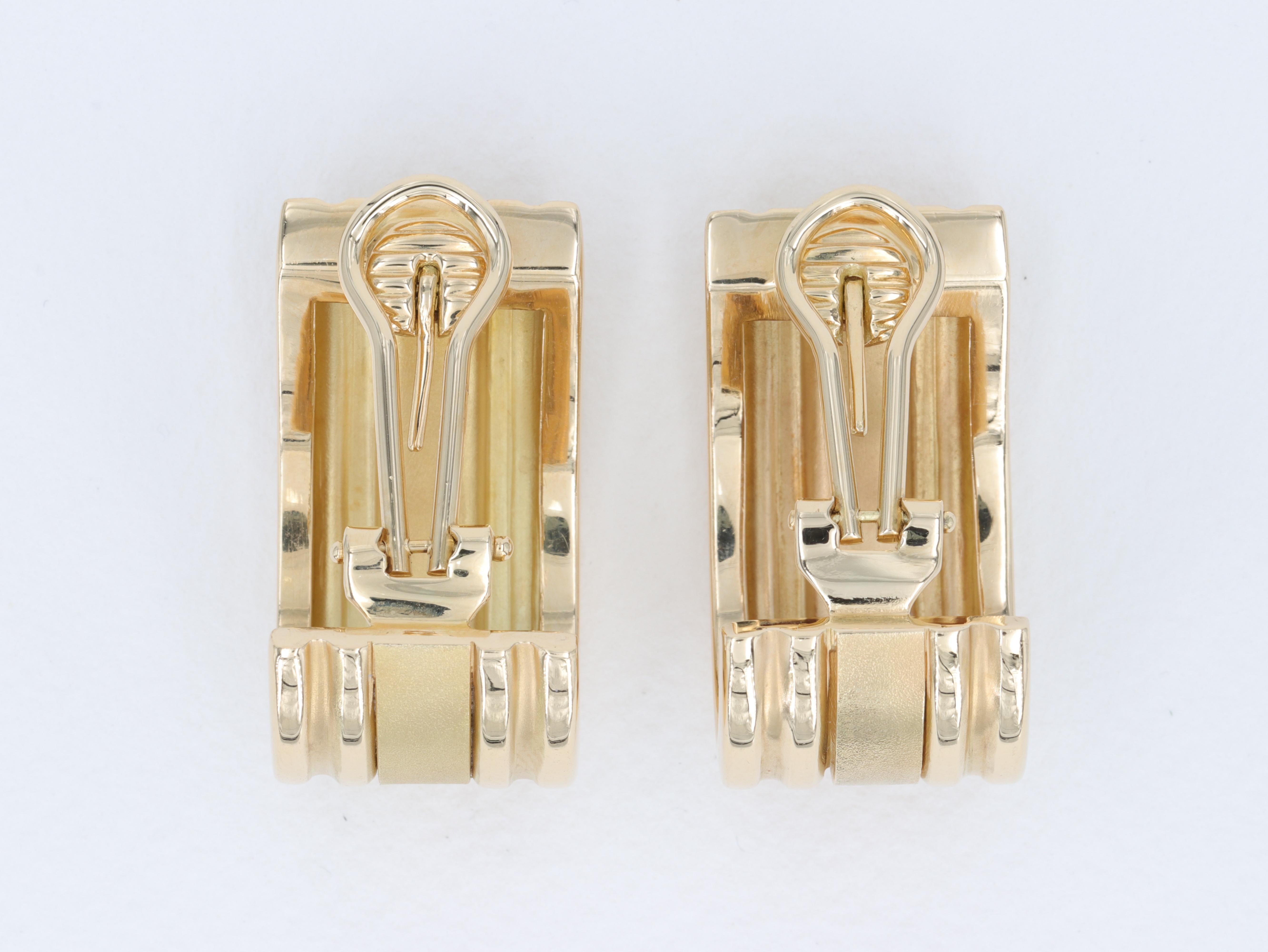 Tiffany & Co. Boucles d'oreilles Atlas en or jaune 18 carats avec cerceau Huggie Unisexe en vente