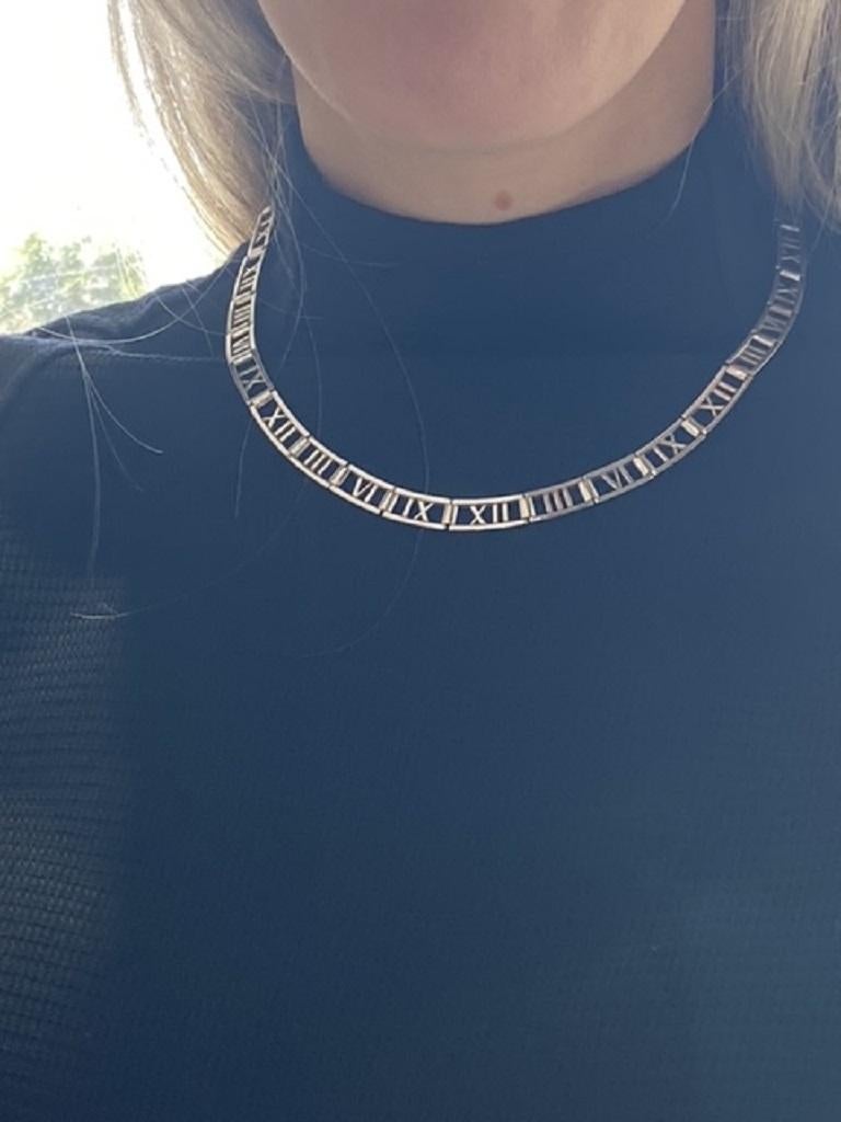 Tiffany & Co. Collier Atlas à charnières ouvertes en or blanc 18 carats et chiffres romains en vente 3
