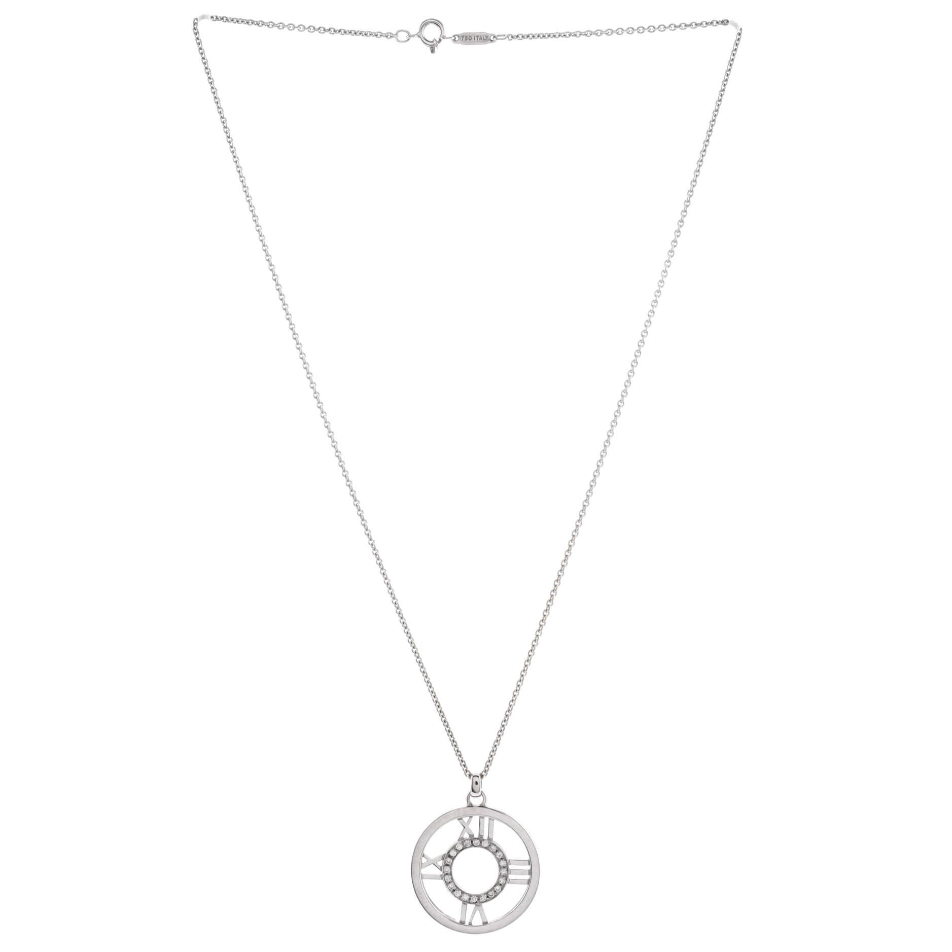 Tiffany & Co. Atlas Halskette mit offenem Medaillon-Anhänger aus 18 Karat Weißgold mit Diamanten im Zustand „Gut“ in New York, NY