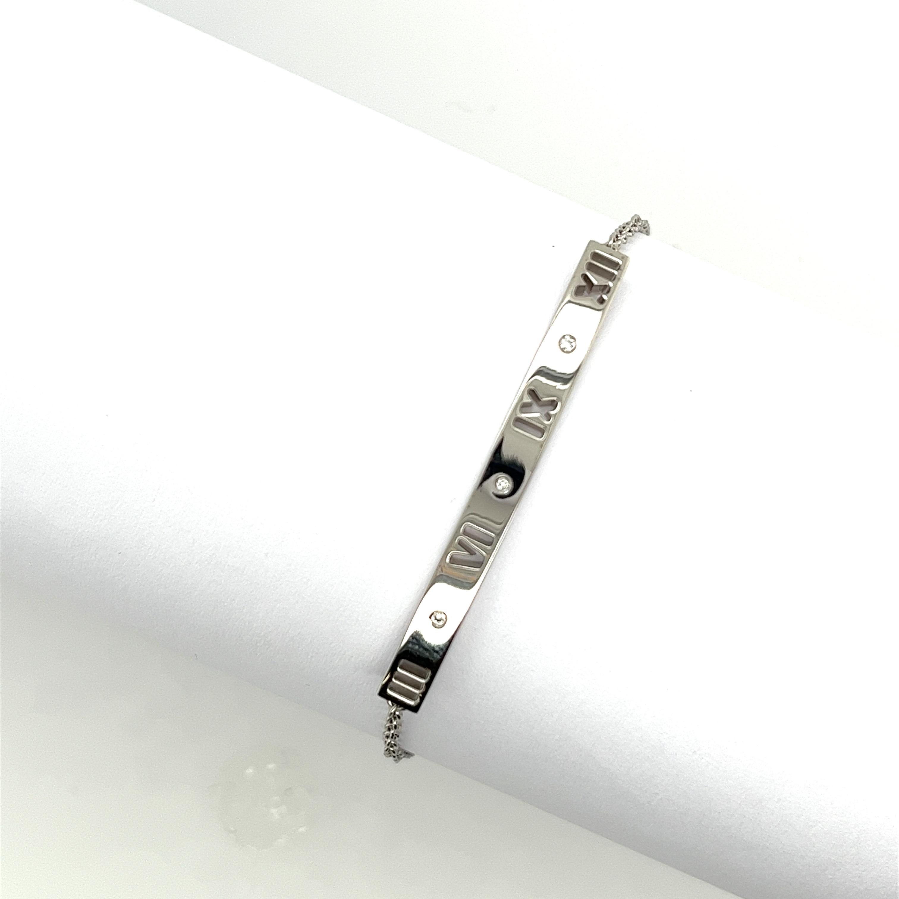 Die Tiffany & Co. Das Atlas Pierced Diamond Armband ist ein atemberaubendes Schmuckstück aus 18 Karat Weißgold. Dieses elegante Armband zeigt das ikonische Atlas-Design, 
mit einem zarten, durchbrochenen Diamantenmotiv, das jedem Outfit einen Hauch