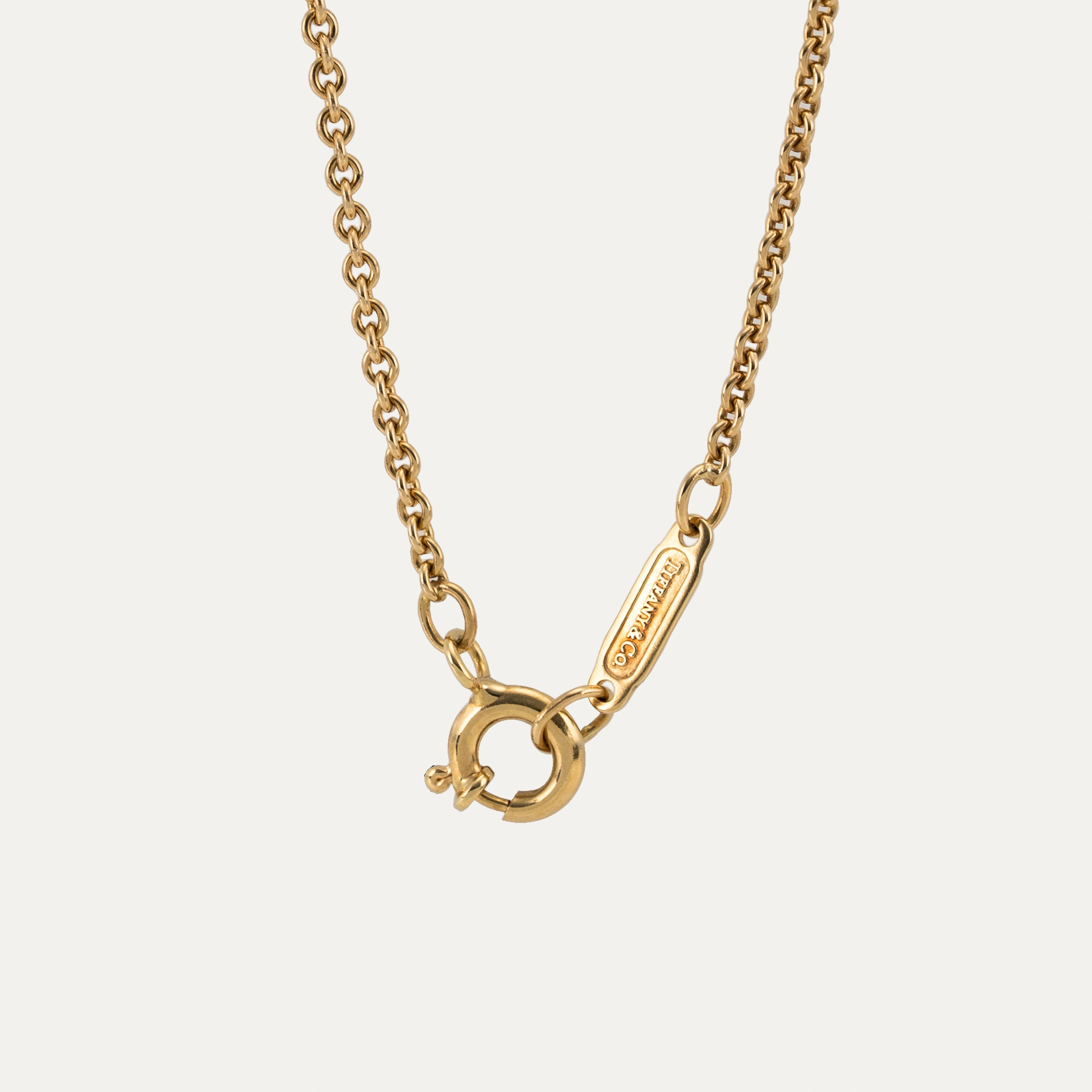 Tiffany & Co. Collier pendentif en or jaune avec chiffres romains Atlas en vente 1