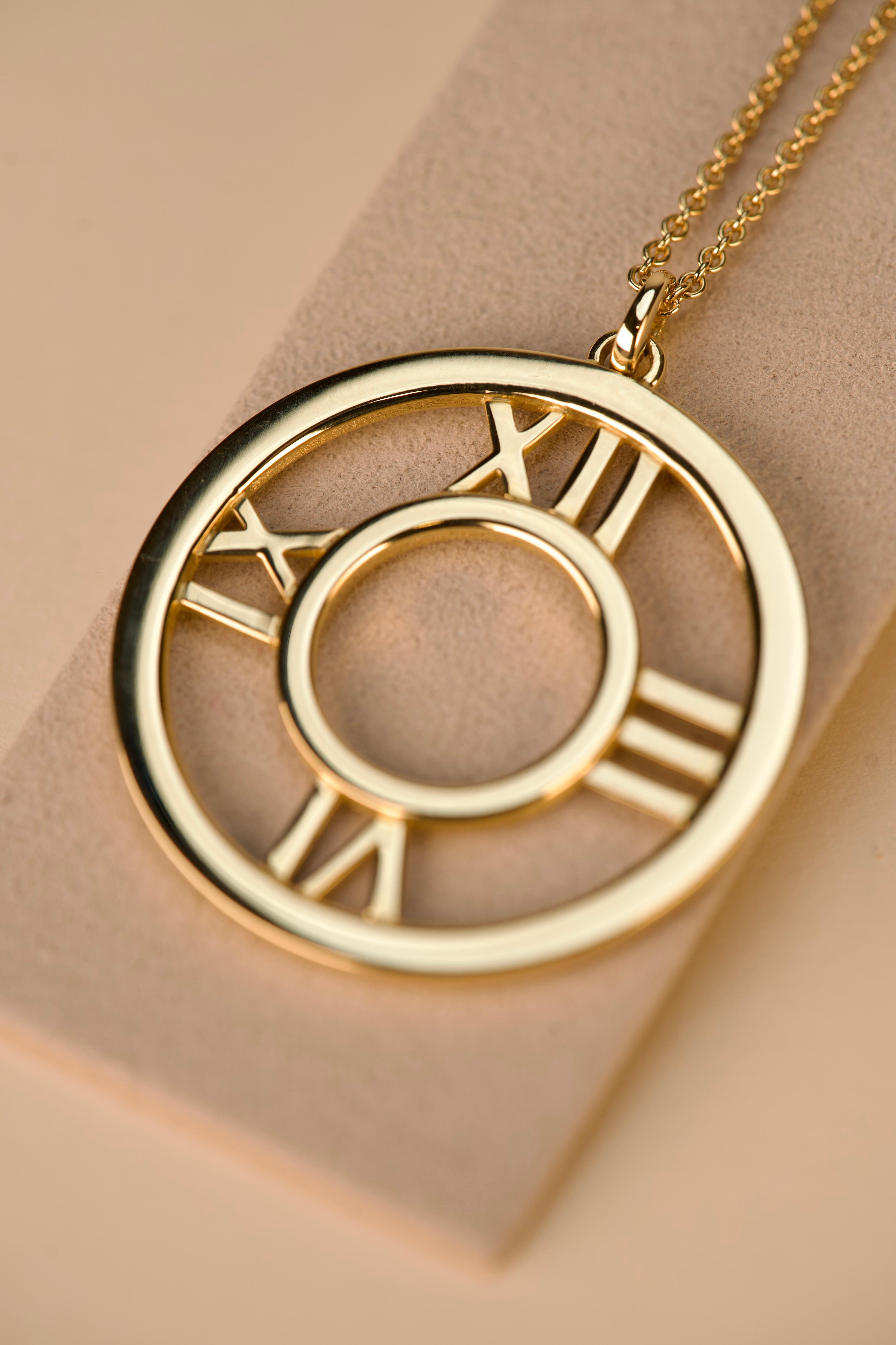 Moderne Tiffany & Co. Collier pendentif en or jaune avec chiffres romains Atlas en vente