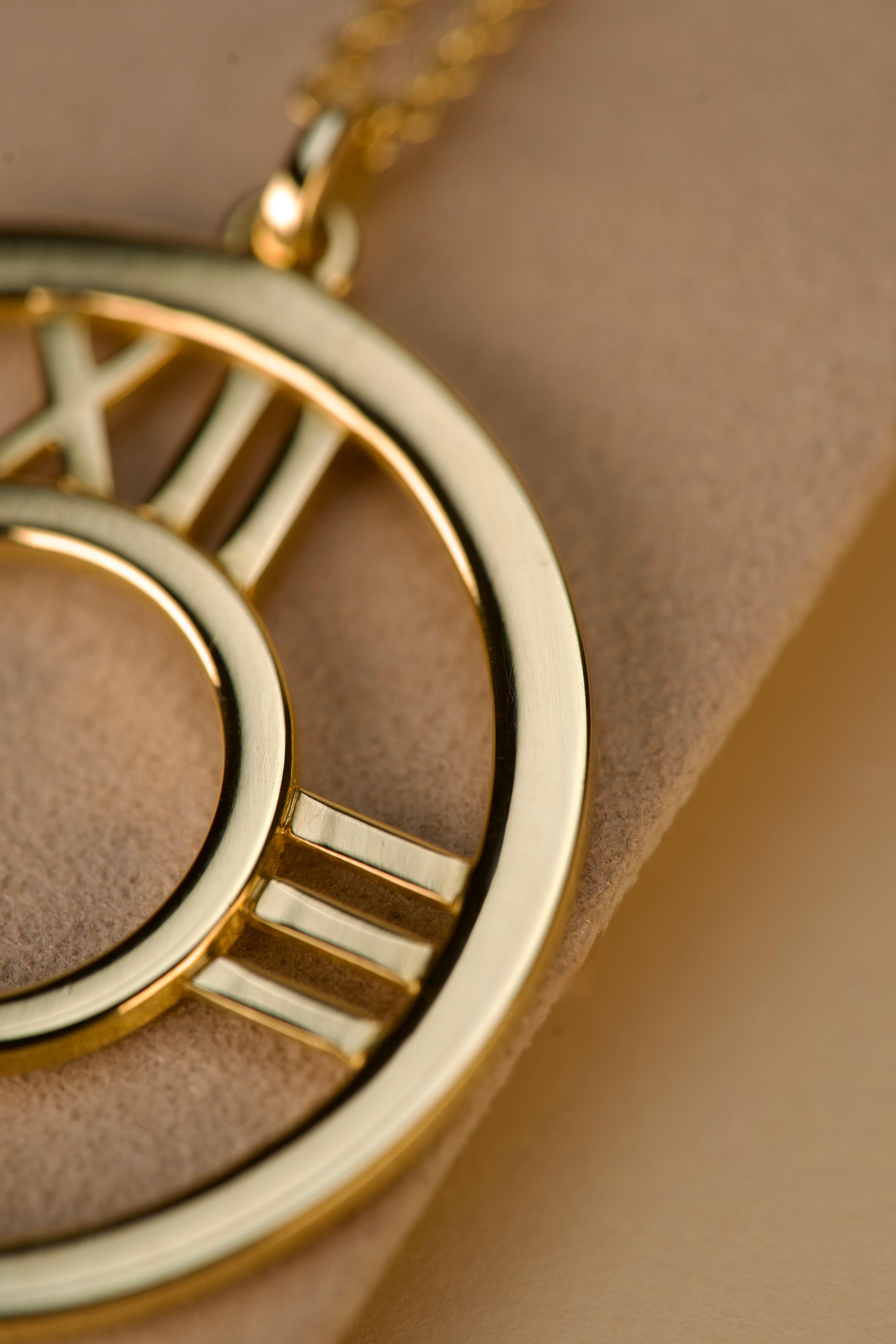 Tiffany & Co. Collier pendentif en or jaune avec chiffres romains Atlas Excellent état - En vente à Lisboa, PT