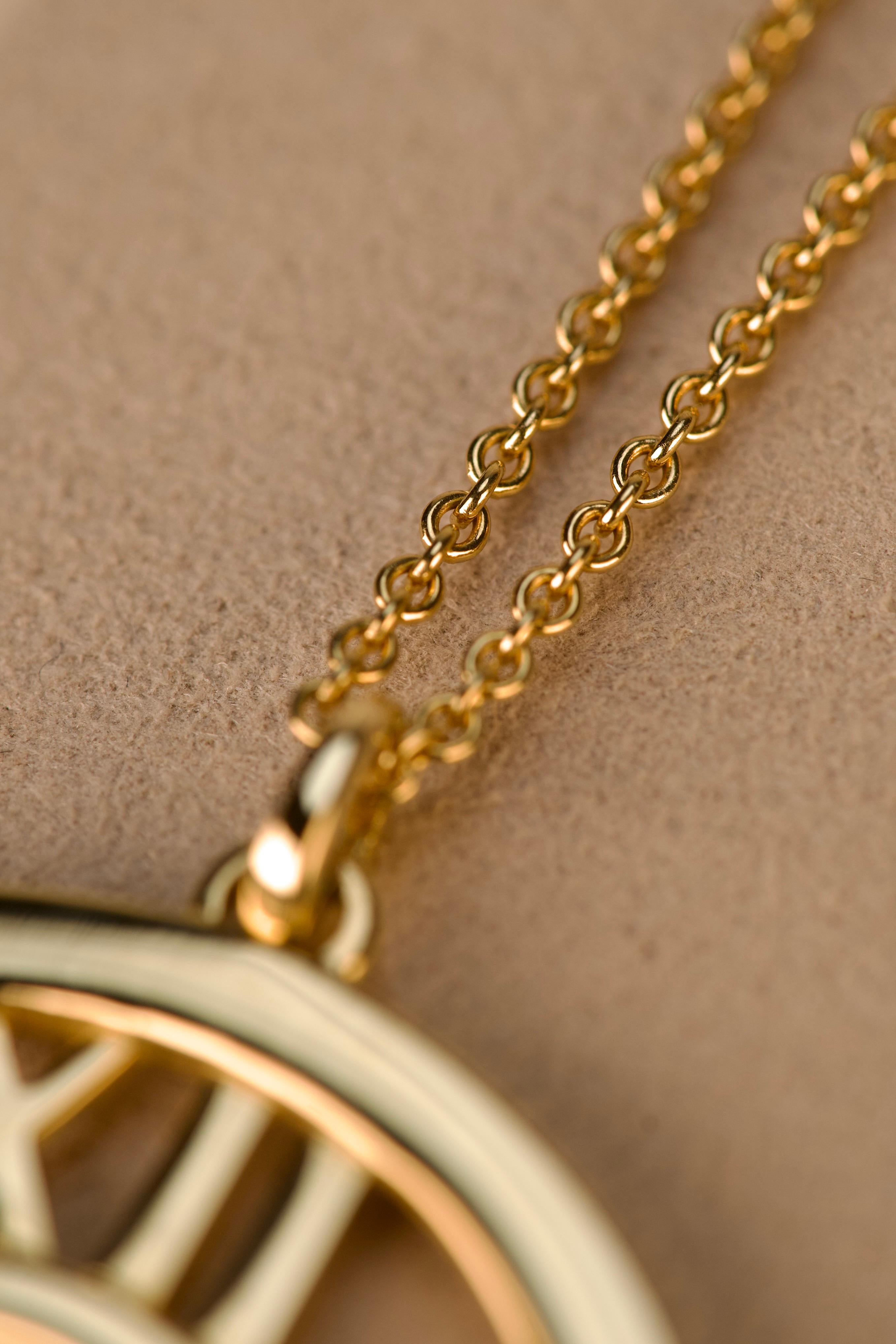 Tiffany & Co. Collier pendentif en or jaune avec chiffres romains Atlas en vente 3