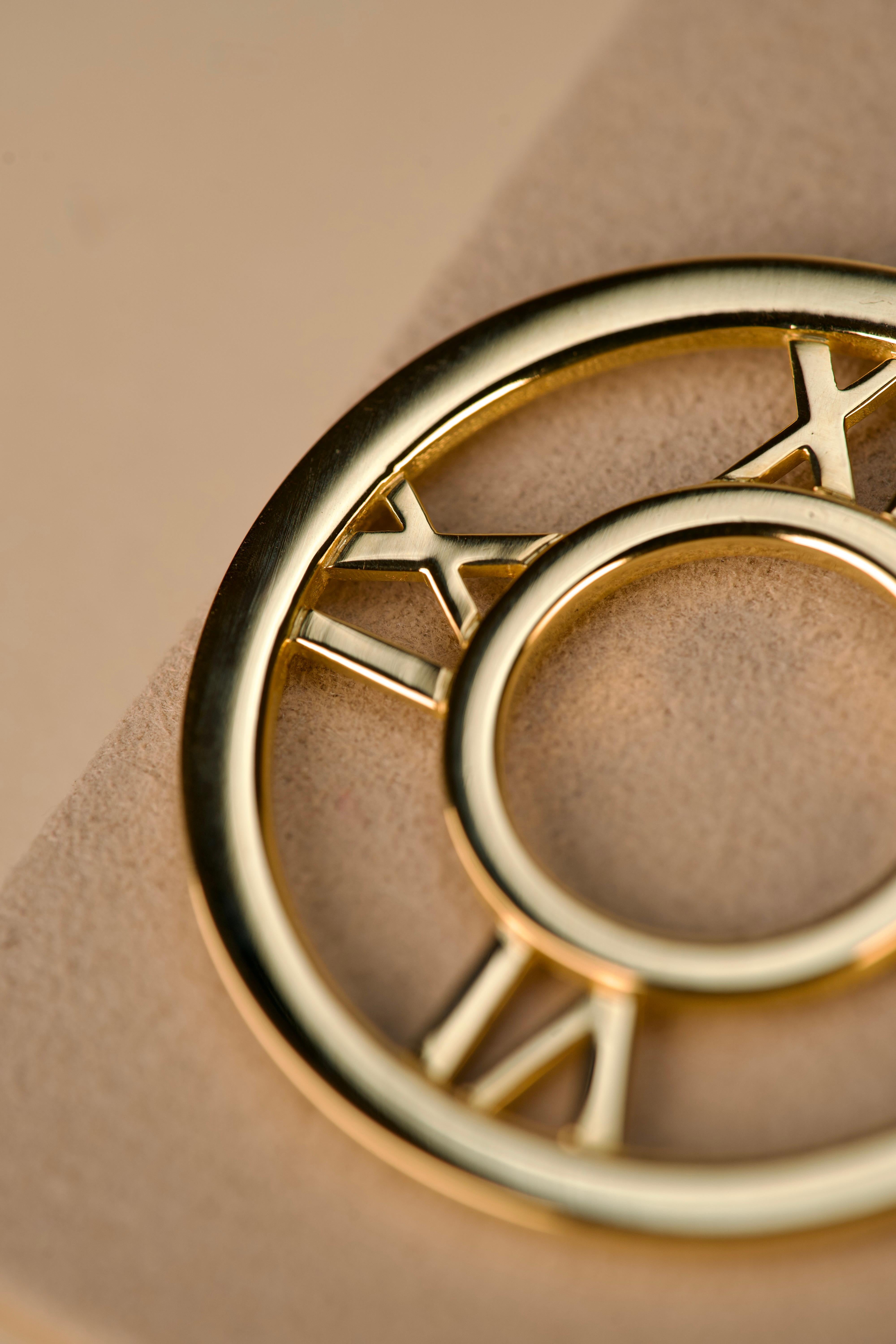 Tiffany & Co. Collier pendentif en or jaune avec chiffres romains Atlas Pour femmes en vente