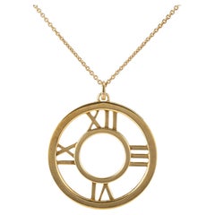 Tiffany & Co. Collier pendentif en or jaune avec chiffres romains Atlas Tiffany & Co. Collier pendentif en or jaune avec chiffres romains Atlas