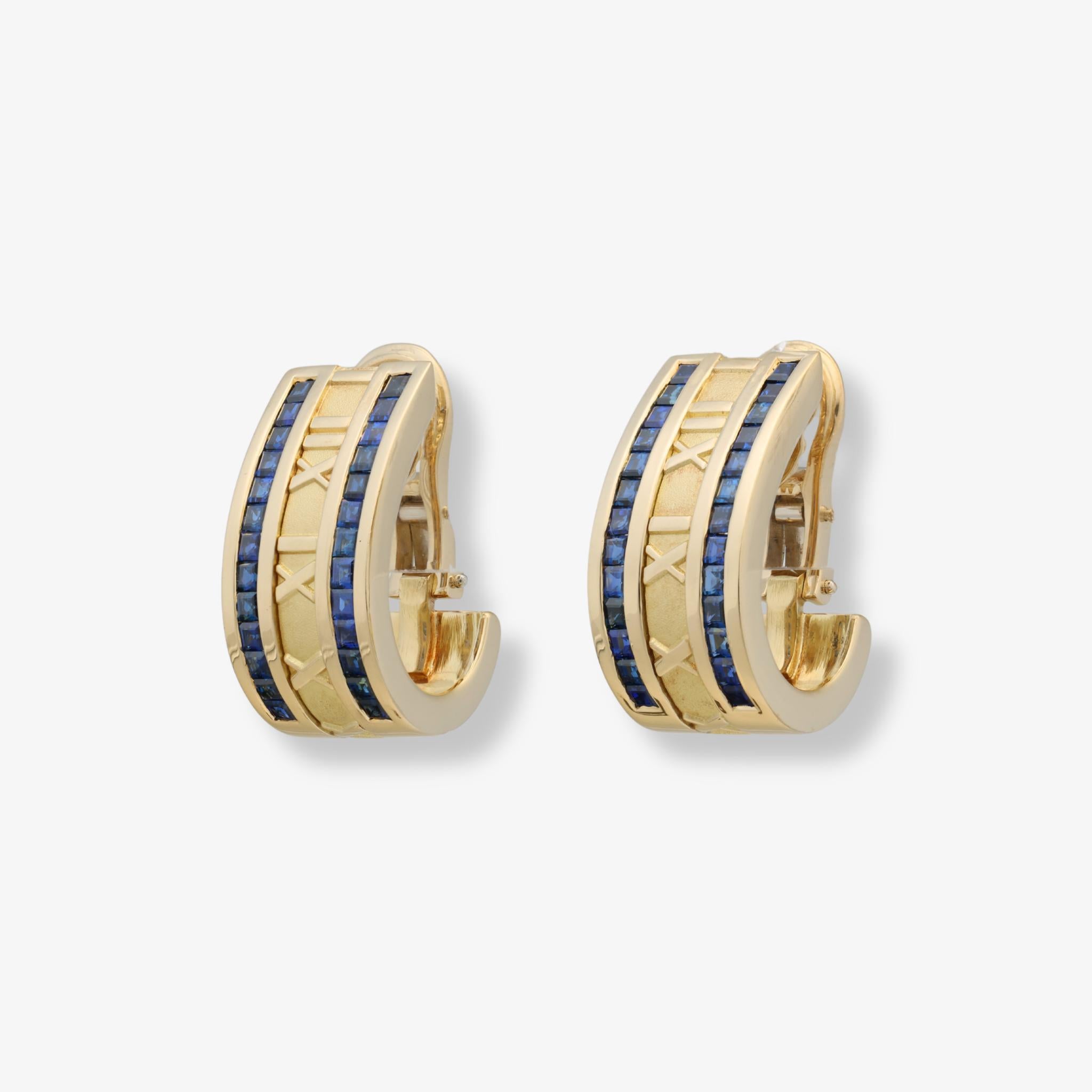 Rétro Tiffany & Co. Orecchini a cerchio Atlas con zaffiro e oro giallo 18 carati in vendita