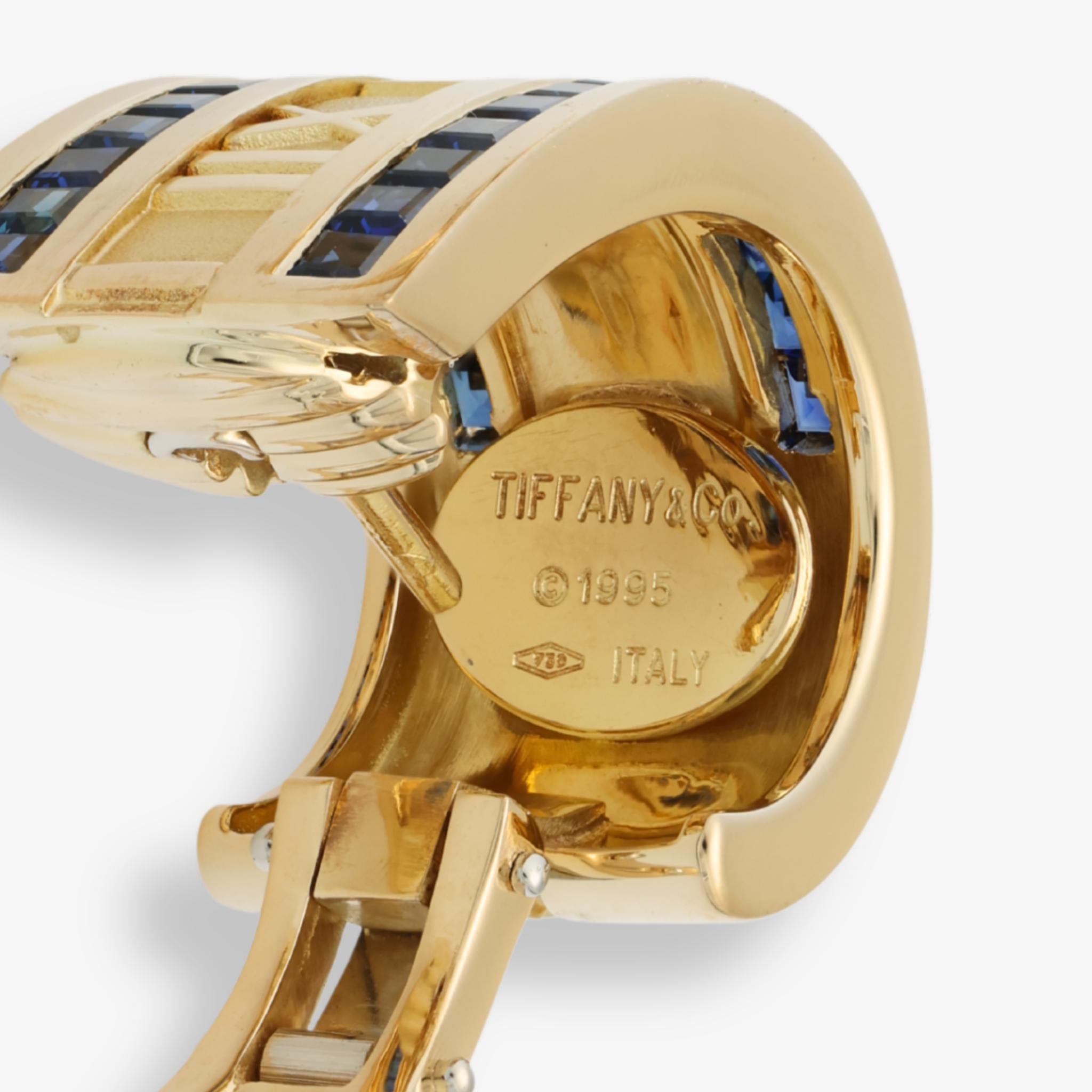 da uomo o donna Tiffany & Co. Orecchini a cerchio Atlas con zaffiro e oro giallo 18 carati in vendita
