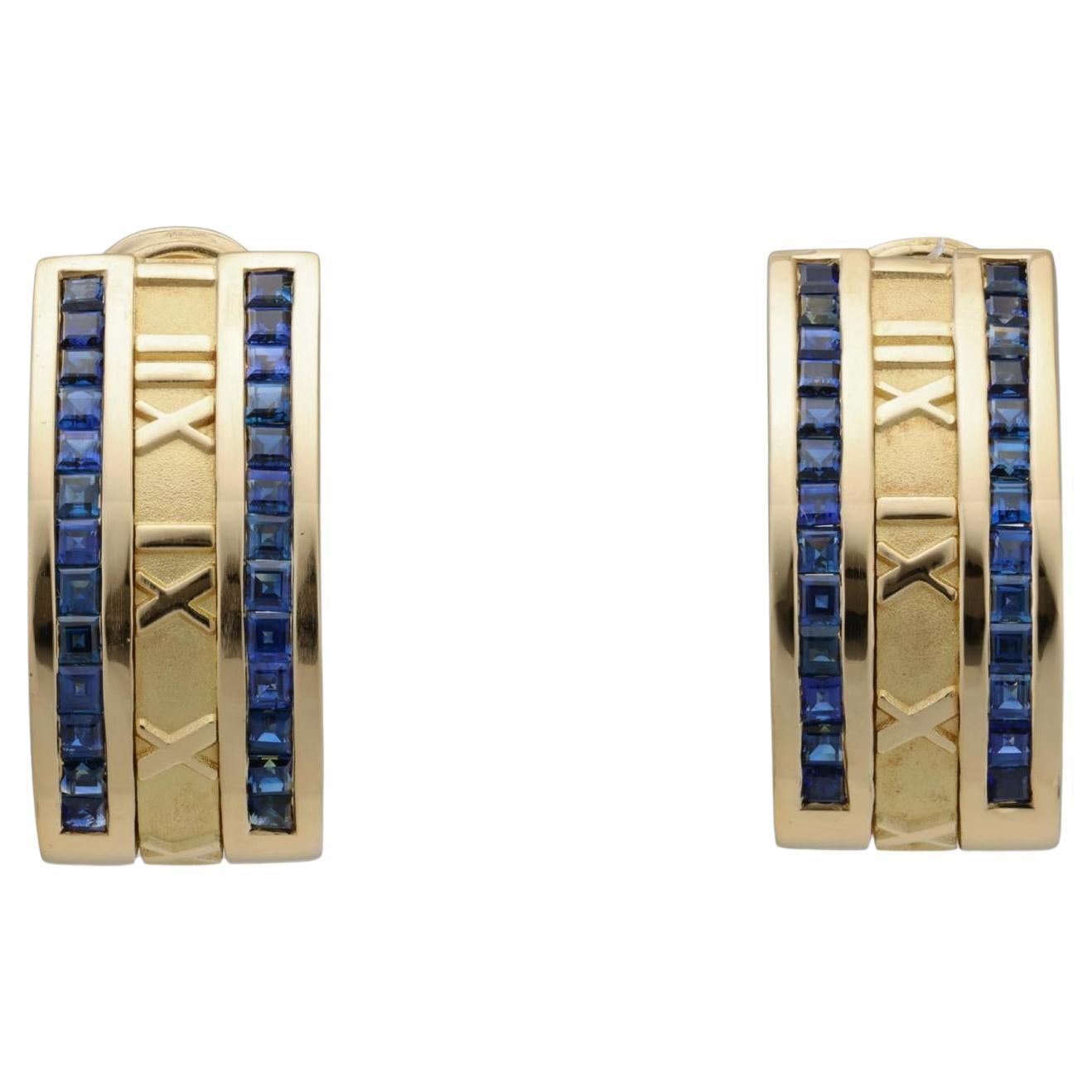 Tiffany 
Co. Orecchini a cerchio Atlas con zaffiro e oro giallo 18 carati in vendita