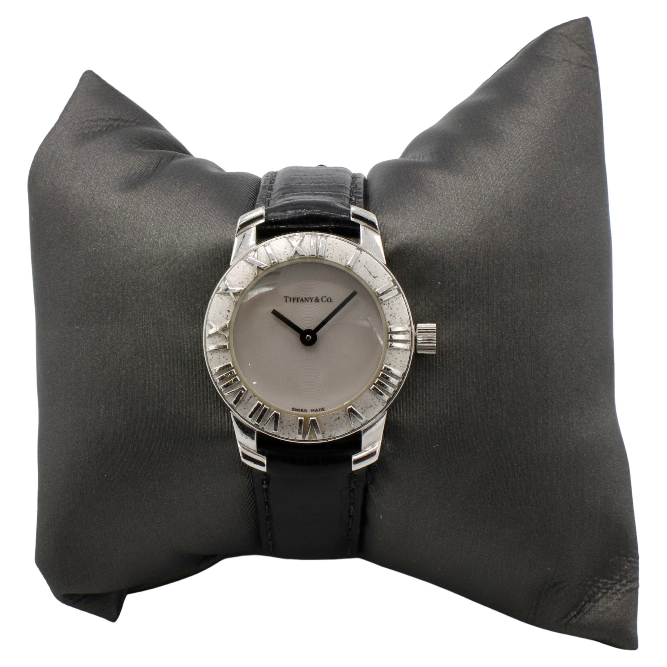 Tiffany & Co. Orologio Atlas Sterling Silver da donna in argento al quarzo 
Metallo: Argento sterling 
Cassa: 25 mm
Quadrante: argento
Cinturino: Vera lucertola
Lunghezza: 7 pollici (cinturino)
Movimento: Quarzo (batteria nuova ottobre 2025)
SKU AKK