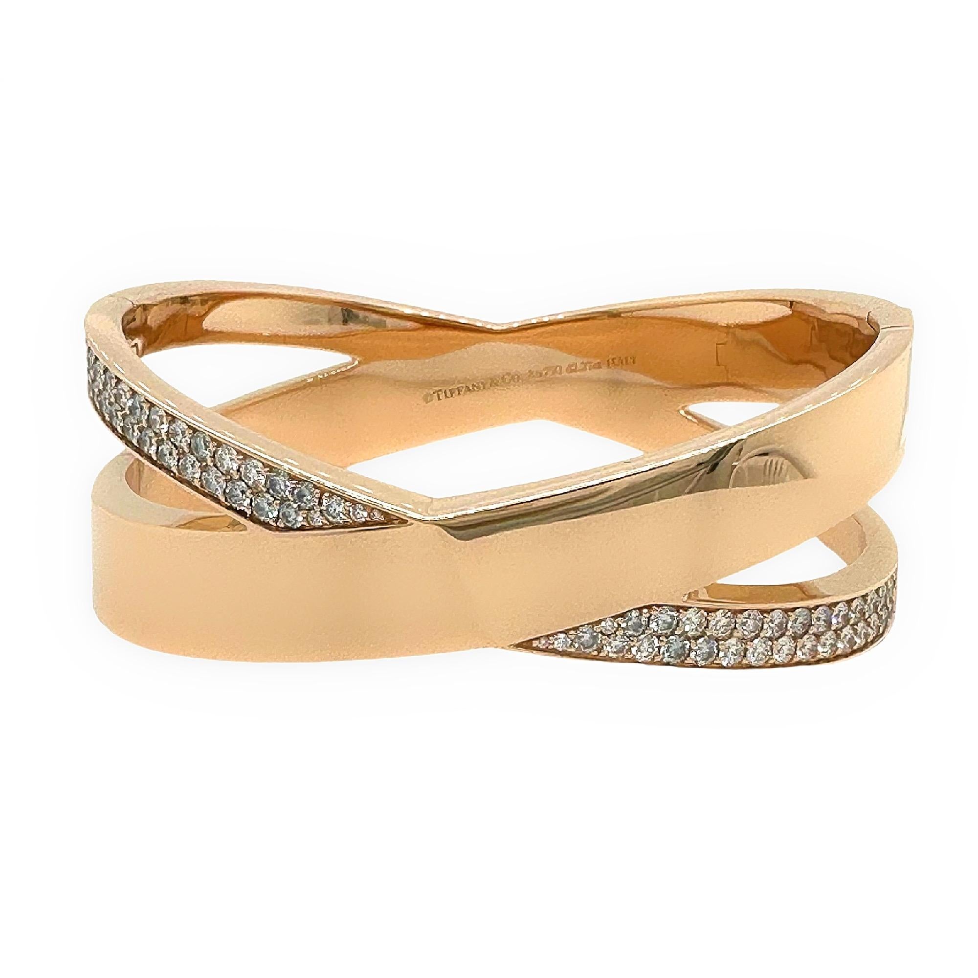 Taille ronde Tiffany & Co. Bracelet jonc Atlas large en or rose 18 carats avec diamants de 2,27 carats en vente