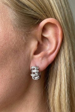 Tiffany & Co. Boucles d'oreilles Huggie en or blanc 18K avec diamants authentiques