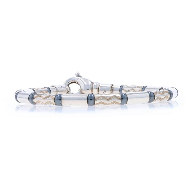 Marchio: Tiffany & Co.
Collection'S: Aztek

Contenuto del metallo: Argento Sterling

Informazioni su A. Stone

Nature Hematitie
Colore: Grigio

Stile: Perline
Tipo di chiusura: Chiusura a moschettone

Misure

Lunghezza: 7 1/2
