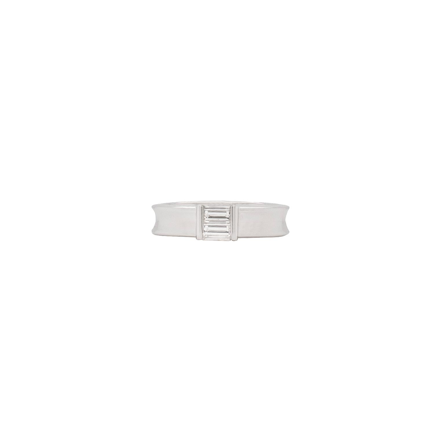 Treten Sie ein in die luxuriöse Welt von Tiffany & Co. mit diesem klassischen und exquisiten stapelbaren Bandring.

Das wunderbare Stück verfügt über 2 Baguette-Diamanten mit einem Gesamtgewicht von ca. 0,30 ct, die in einer offenen Fassung in der