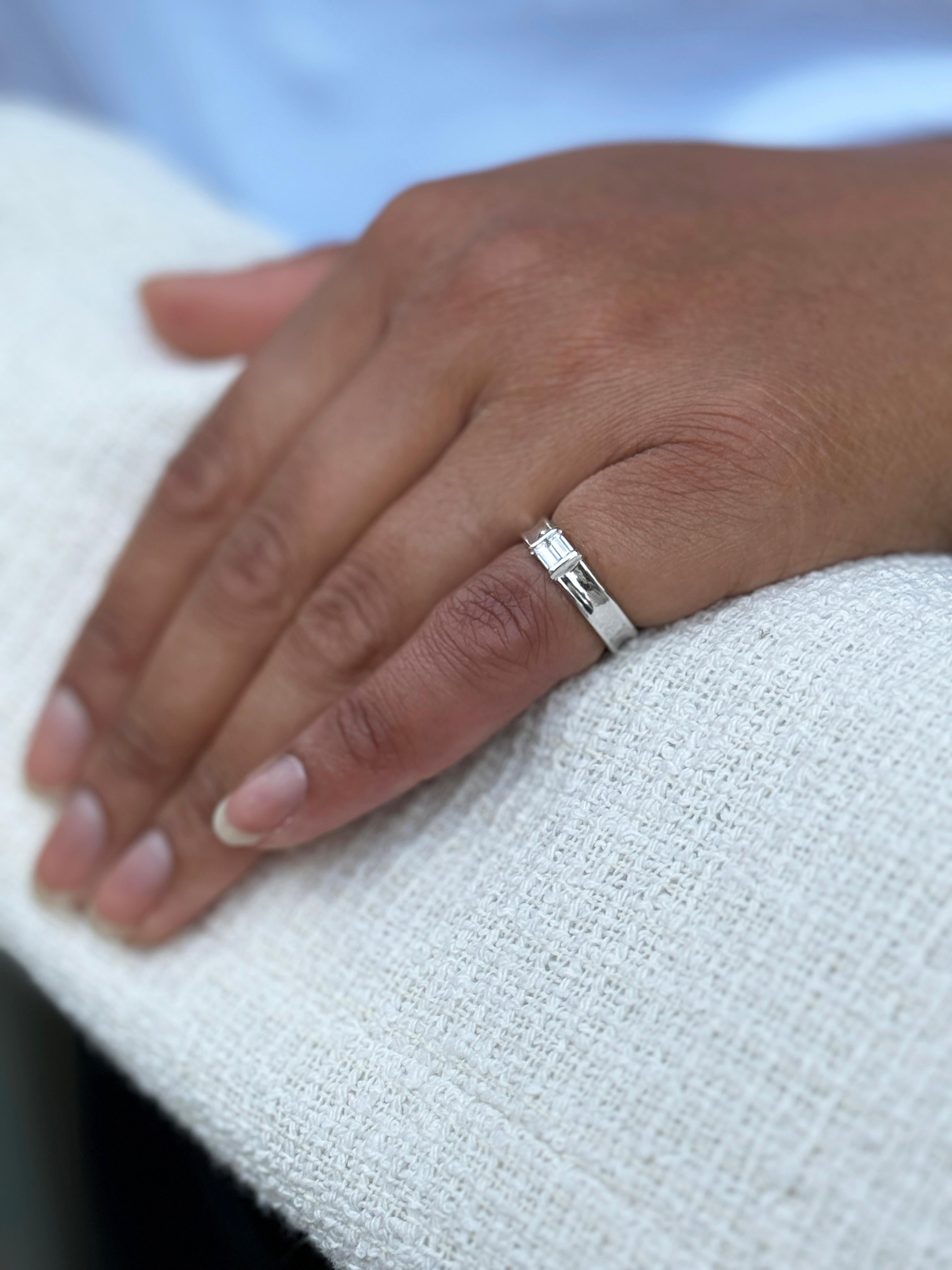 Tiffany & Co. Baguetteschliff Diamant und 18 Karat Weißgold Ehering im Zustand „Hervorragend“ im Angebot in London, GB