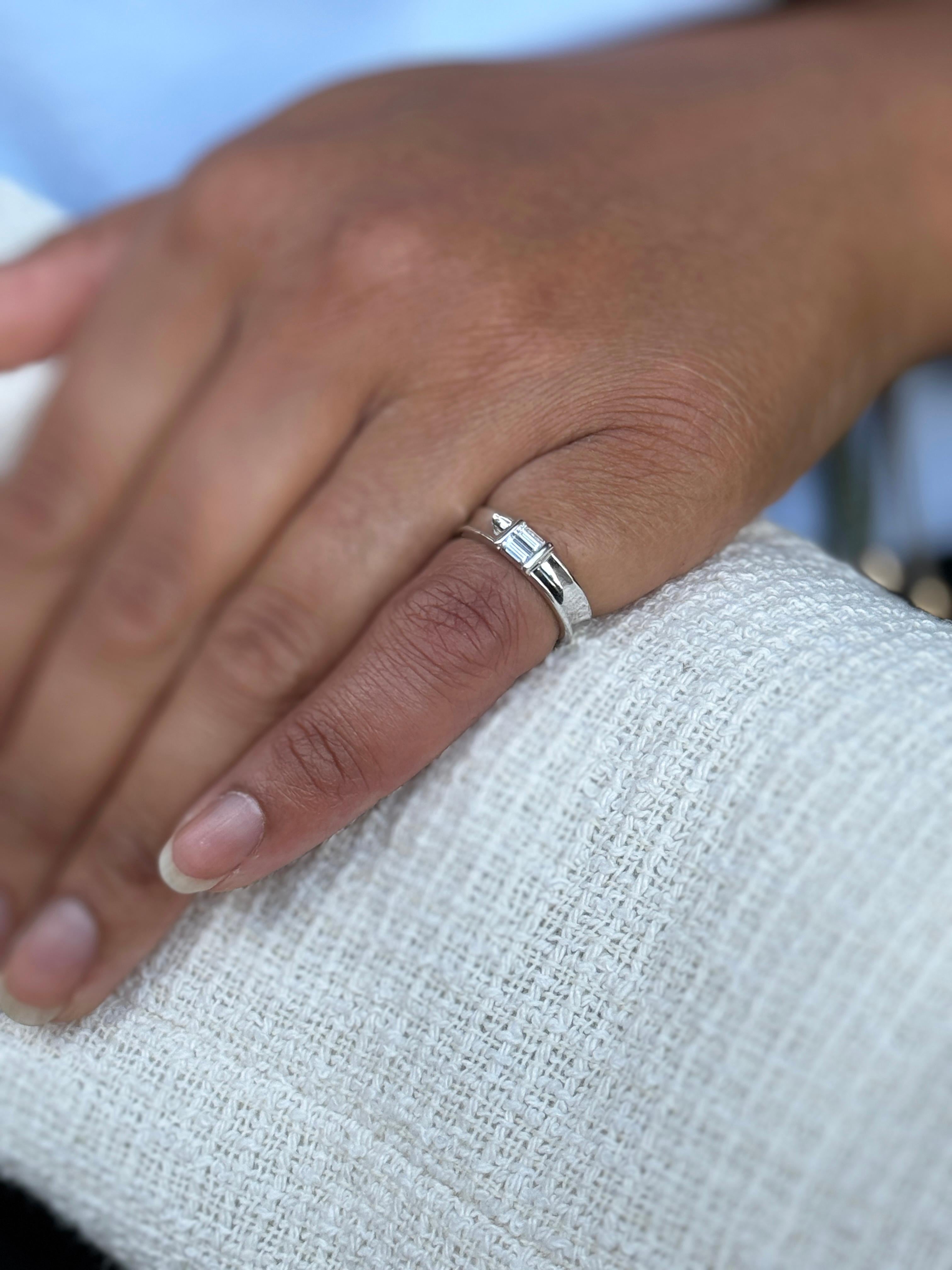 Tiffany & Co. Baguetteschliff Diamant und 18 Karat Weißgold Ehering für Damen oder Herren im Angebot