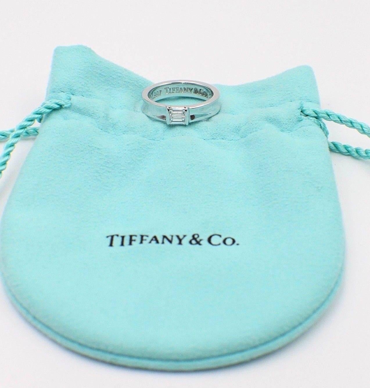 Tiffany & Co. Baguette Diamant und 18 Karat Gold Stapelbarer Ehering im Angebot 7