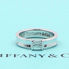Tiffany & Co. Anneau de mariage empilable en or 18 carats et diamant baguette