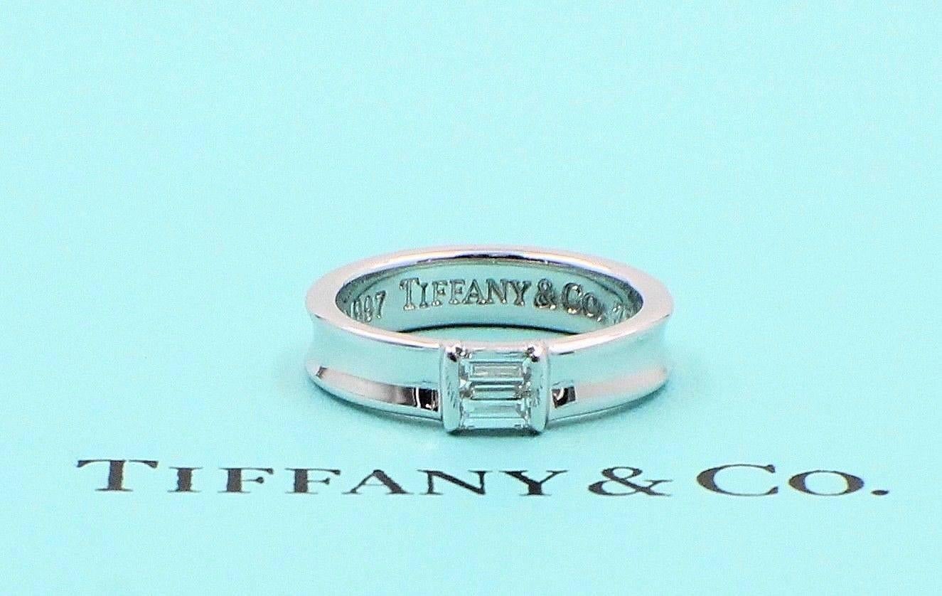 Tiffany & Co. Baguette Diamant und 18 Karat Gold Stapelbarer Ehering (Baguetteschliff) im Angebot