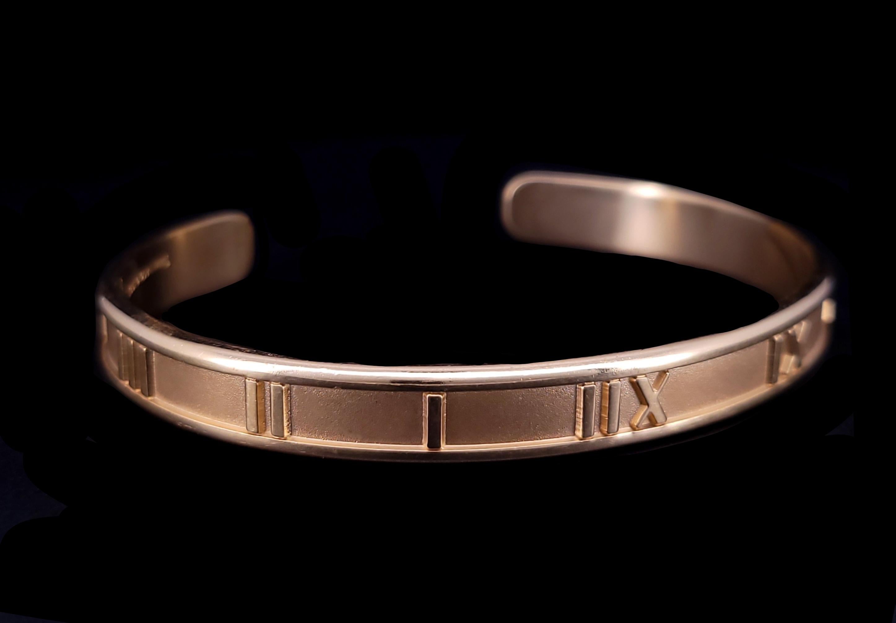 Tiffany. Co Bracelet Bangle
Matière Or jaune 18K
Bracelet  S'adapte aux poignets jusqu'à 7 1/4''.
Largeur du bracelet 7,7 mm
Epaisseur du bracelet 2mm
Poids 33.8 gm
ConditNew
Livré avec un coffret Tiffany Bangle