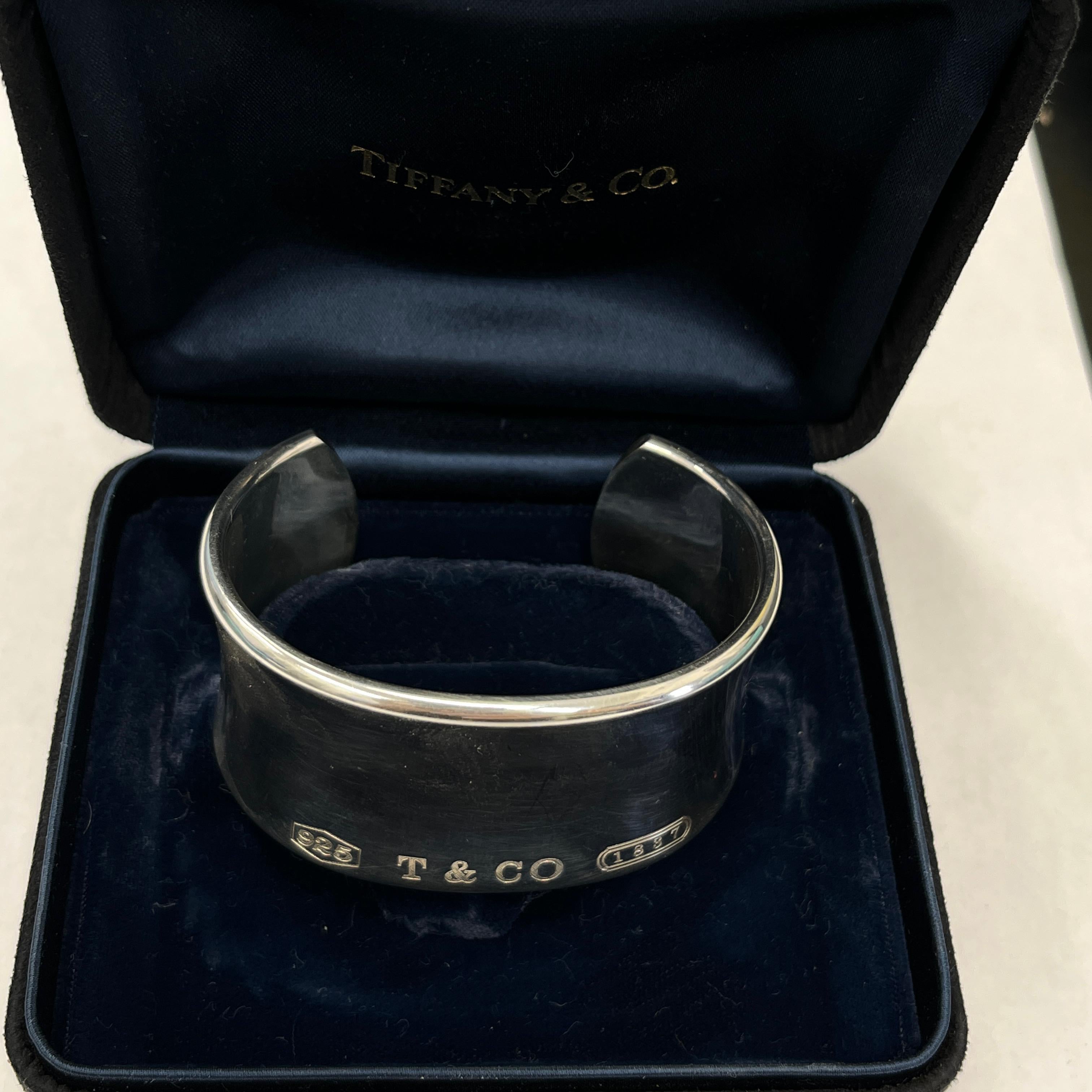 Tiffany & Co. Bangle in Sterling Silver 925
A timeless and elegant bangle by Tiffany & Co., crafted in sterling silver. This classic piece showcases the iconic Tiffany design—sleek, minimalist, and effortlessly chic. Perfect for everyday wear or