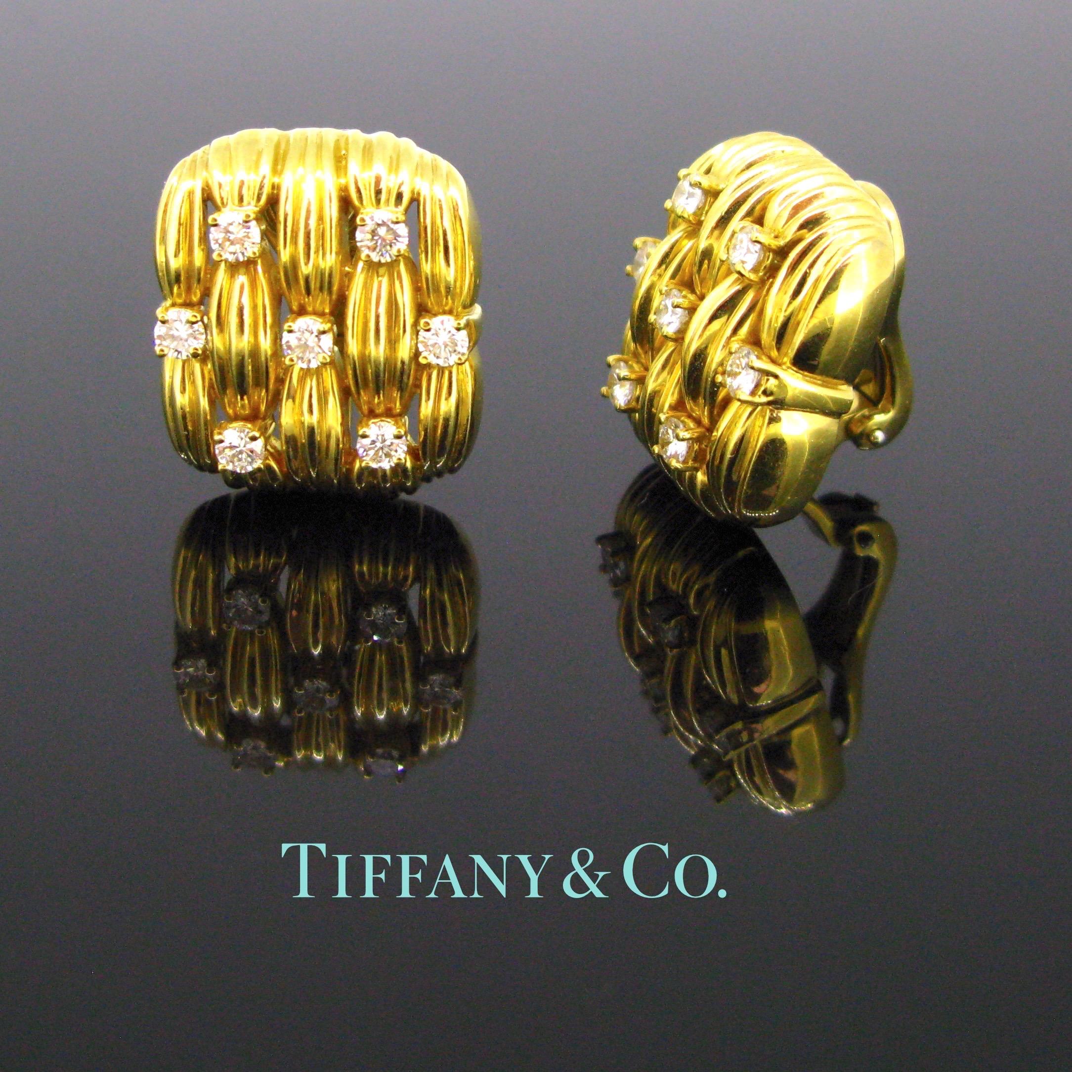 A beautiful pair of clips earrings, made in 18kt yellow gold signed ©1992 Tiffany & Co 750. They belong to the Signature Serie collection, created in 1992. It has a nice basket weave design. The front is adorned with brilliant cut diamonds with a