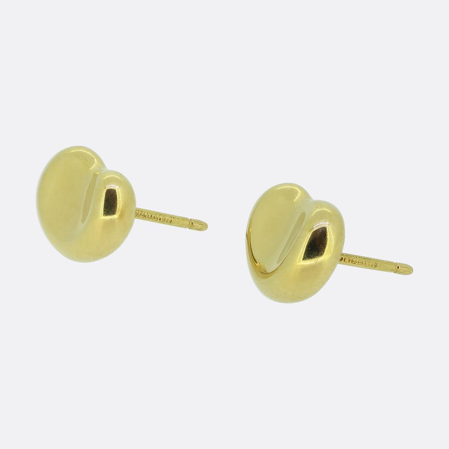 Here we have a vintage pair of 18ct yellow gold earrings from the world renowned jewellery designer, Tiffany & Co. Each piece has been crafted into Elsa Peretti's iconic bean motif and finished with a smooth polished finish.

Condition: Used (Very