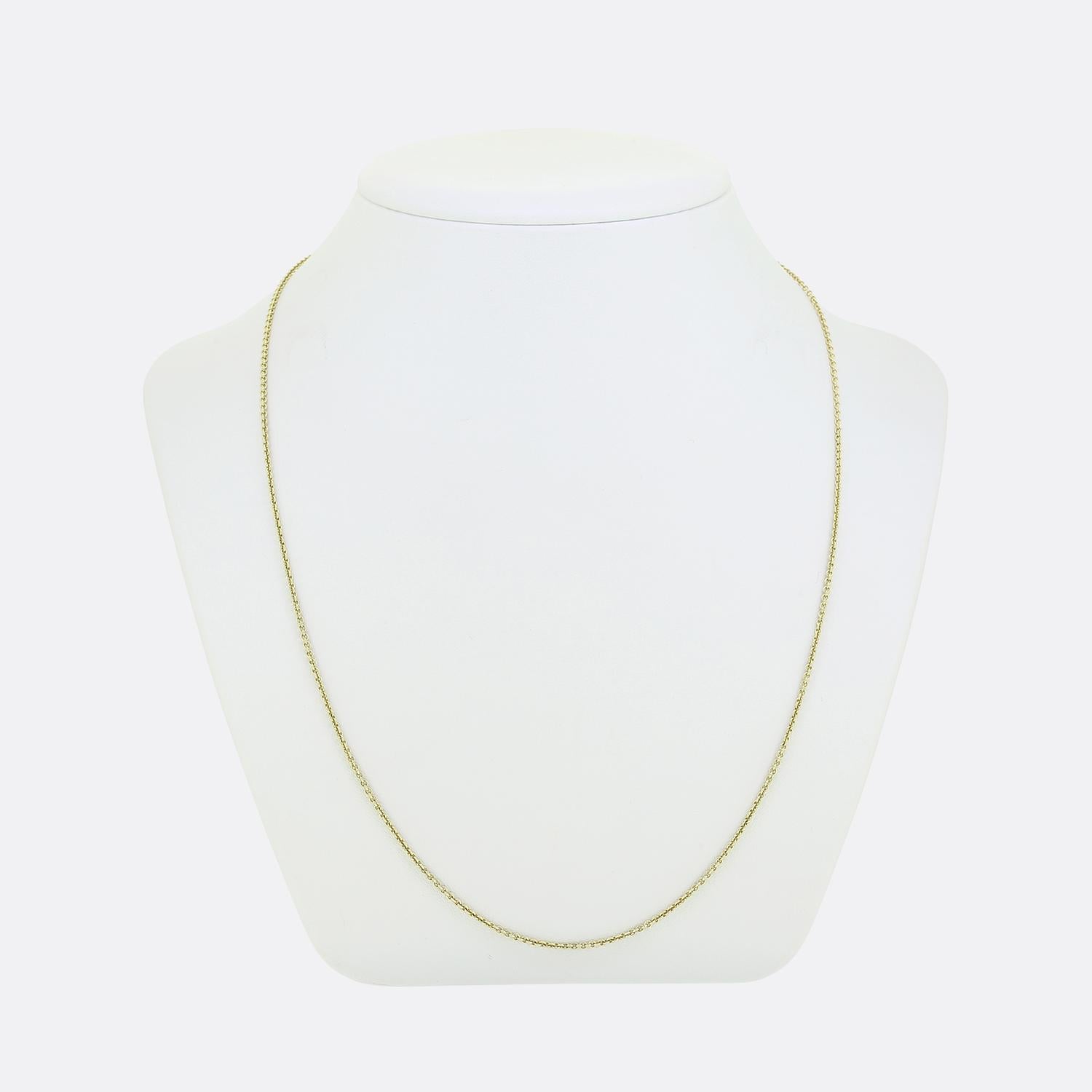 Ecco un'elegante catena contemporanea di Tiffany & Co., gioielliere di fama mondiale. Questo pezzo versatile è stato realizzato in caldo oro giallo 18 carati e ha una larghezza di 1 mm che gli permette di essere indossato da solo o con un ciondolo a