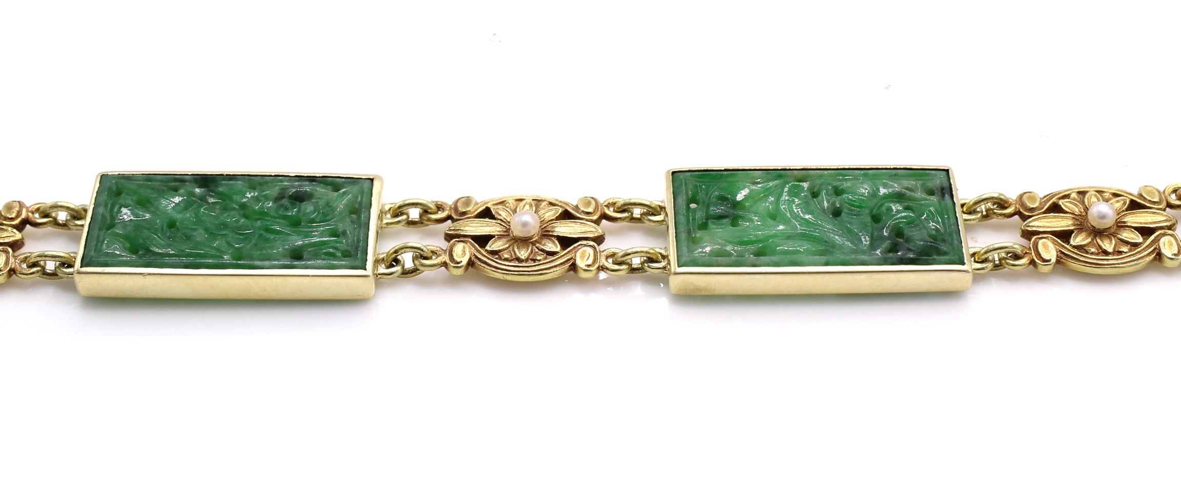Magnifiquement conçu et réalisé à la main par le célèbre joaillier américain Tiffany & Co, ce bracelet est une véritable œuvre d'art et d'histoire au poignet. 3 pièces rectangulaires de jadéite merveilleusement sculptées sont serties dans un cadre
