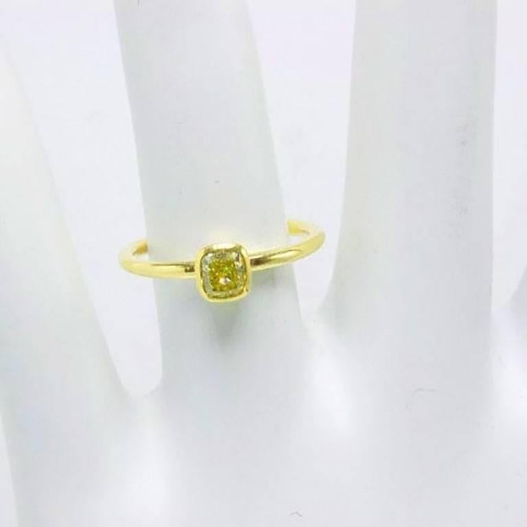 Tiffany & Co. Bezet Fancy Intense Yellow 0.41ct Diamond Ring in 18kt Yellow Gold 4
